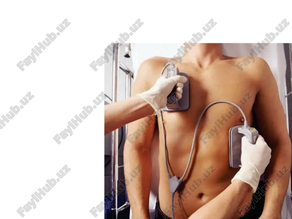 lanishi (elektr maydoni kuchlanganligi oshishi va temperatura pasayishi bilan qutblanish jarayoni kuchayadi). 8 dielektrikning ionli qutblanishi – ionli kristall panjaralarida maydon yo‘nalishida musbat ionlar panjarasining, maydonga teskari yo‘nalishda manfiy ionlar panjarasining siljishi dipol momentlarning xosil bo‘lishiga olib keladi. + - + + + + + + + + + - - - - - - - - dielektrikning musbat zaryadlari maydon yo‘nalishi bo‘ylab, manfiy zaryadlari maydonga teskari yo‘nalishda siljiydilar. 9 qutblanganlik tashqi elektr maydonda v hajmli dielektrik qutblanganda u quyidagi natijaviy dipol momentiga ega bo‘ladi bu erda - bitta molekulaning dipol momenti. birlik hajmdagi dielektrikning qutblanganligi - qutblanish vektori orqali ifodalanadi. izotrop dielektrikda qutblanganlik tashqi maydon kuchlanganligiga chiziqli bog‘langan. χ – moddaning dielektrik qabul qiluvchanligi – dielektrikning xususiyatini xarakterlaydi (o‘lchovsiz musbat kattalik). 10 11 elektr maydonda dielektriklar e0 tashqi elektr maydon ta’sirida dipollar orientasiyalanadi va σ΄ bog‘langan zaryadlar kompensasiyalashmagan holda dielektrikning qarama – qarshi sirtlarida joylashadi. bog‘langan zaryadlar xosil qilgan …