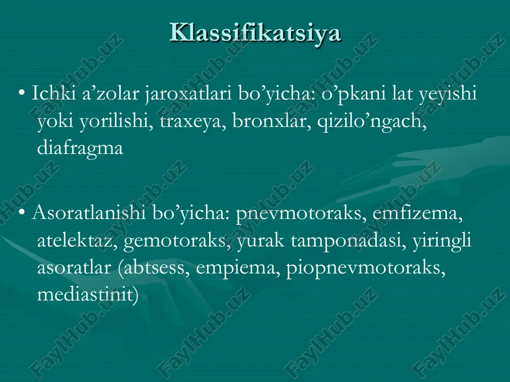 plevral bo’shlqga kirganda klapanli pnevmotoraks kuzatilishi mumkin.. bunda nafas chiqarilganda plevra loskuti havoni chiqarilishiga klapan singari to’sqinlik qiladi. v rezultate formiruetsya napryajenniy pnevmotoraks. buning natijasida taranglashgan pnevmotoraks shakillanadi. o’pka nafaqat bujmayadi va ko’ks oralig’i qarama qarshi tomonga siljiydi., taranglashgan pnevmotoraks emfizema 2 xil shakli bor: - chegaralangan - tarqalgan emfizema teri osti emfizemasi-ko’krak qafasi devori teri osti yog’ qavatida havo to’planishi va tarqalishiga aytiladi. ko’krak qafasi organlarini jarohatlarini davolash . og’riqsizlantirish vena ichiga analgetiklarni yuborish yoki bo’yin vago-simpatik novokainli blokada yo’li orqali bo’lishi mumkin so’ng kislorod ingalatsiyasi, infuzion terapiya, antibiotiklar, kortikosteroidlar va balg’am ko’chiruvchi dorilar bilan davolash mumkin ko’krak qafasi jaroxatlanishini davolash gematoraks va pnevmotoraksni davavolashda plevra bo’shlig’ini yuvish va drenajlash yaxshi natija beradi. plevral bo’shliqni punktsiya va drenajlash usuli. chap tomonda gemotoraksda drenajlash o’rni, o’ng tomonda pnevmotoraksdadrena jlash o’rni torakoskopiya qizilo’ngach shikastlanishini tasniflanishi yatrogen omillar: fegds, bujlash va intubatsiya yot jismlar qizilo’ngach kuyishi qizilo’ngachni yopiq jarohatlarda yorilishi klinikasi disfagiya …