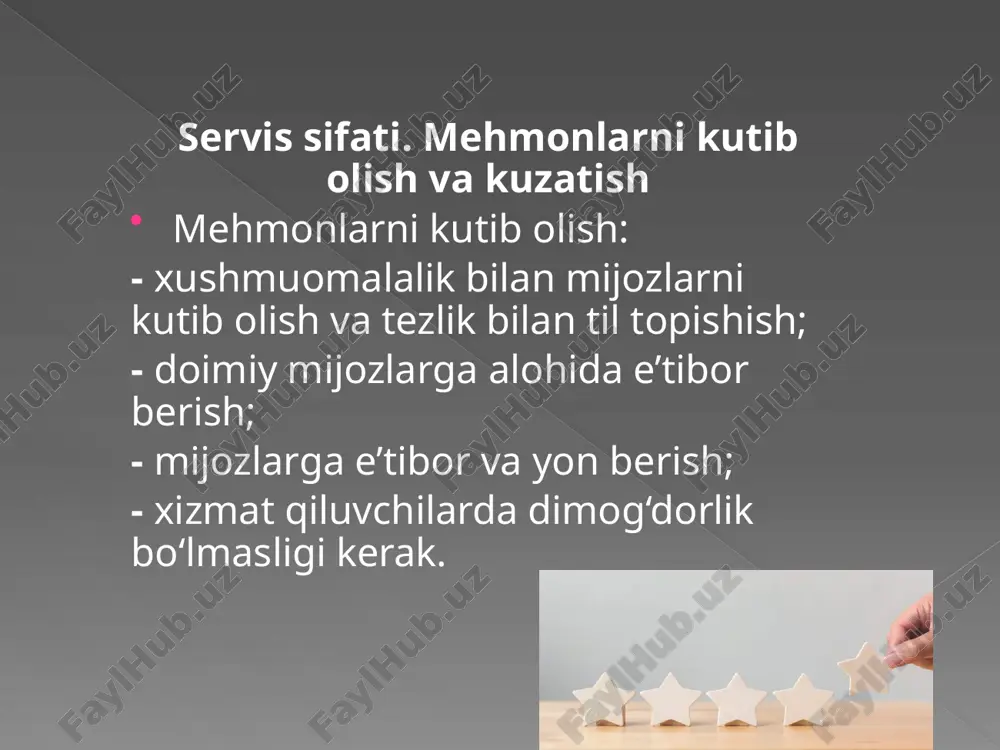 an direktori yoki uning muovini qatnashishi shart. bosh ofitsiant hamkasblariga nisbatan xushmuomala, g‘amxo‘r, ochiq ko‘ngilli, o‘rtoqlik munosabatida bo‘lishi lozim. bosh ofitsiant brigadalarga tegishli joylarni bo‘lib beradi, tantanali qabullar, banketlar, to‘ylarda xizmat qilish bo‘yicha brigadir tayinlaydi. bar ko‘rinishlari. barlarni xizmat ko‘rsatuvchi personali bar – kichkina restoran, ilgari mayxona nomi bilan atalgan. keng assortimentda har xil ichimliklar sotiladi. shuning bilan birga barda taomlar, gazaklar, qandolat mahsulotlari ham bo‘lishi mumkin. barlarning vazifasi – bu yerga keluvchilarga yaxshi xizmat ko‘rsatish, shinam jihozlangan, chiroyli joyda ko‘ngildagidek dam olish sharoitini yaratish, musiqa, sanoatkorlar chiqishi, videoeshittirishlar tashkil qilish. assortimentga qarab barlar quyidagi turlarga bo‘linadi: pivo barlari, vino, sut-qatiq, kokteyl-xoll, kokteyl-barlar. kokteyl-xoll kokteyl-bardan zalining kattaligi, jihozlanishining turli-tumanligi bilan farqlanadi. alkogol ichimliksiz barlar paydo bo‘la boshladi. bunday joylar ommaviy dam olish joylariga aylanadi, har xil kasbga ega yoshlar uchrashadi va alkogolsiz ichimliklarni taklif qiladi. salat-barlar – maxsus peshtaxta bilan jihozlangan, ochiq sovutgich vitrinasiga ega. maxsus idishlarda tayyorlangan har xil …