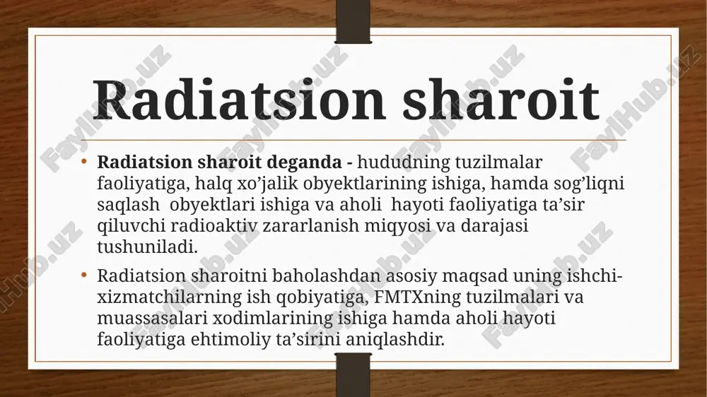 radiatsion vaziyat hosil bo’ladi. haqiqiy radiatsion vaziyat ma’lum ma’muriy hududda, aholi yashaydigan punkt yoki xalq xo’jaligi obyektida muhitning bevosita radioaktiv zararlanishi natijasida vujudga keladi va bu aholini, xalq xo’jaligi obyektlaridagi ishchi-xizmatchilarni, fmtx muassasalaridagi tibbiyot hodimlarni va bemorlarni radiatsion zararlanishining oldini olish yoki kamaytirish maqsadida ma’lum himoya choralarini o’tkazishni talab qiladi. radiatsion va kimyoviy kuzatish postlarining asosiy vazifasi radiatsion va kimyoviy kuzatish postlarining asosiy vazifasi radiatsion va kimyoviy zararlanish o’choqlarini o’z vaqtida topish va sog’liqni saqlash obyektlaridagi (fmtx muassasalaridagi) xizmatchilarni, obyektdagi tuzilmalarning shaxsiy tarkibini tezkor xabardor qilishdan iborat. razvedka o’tkazish uchun radiatsion va kimyoviy kuzatish postidagi shaxsiy tarkib shaxsiy himoya vositalari, radiatsion va kimyoviy razvedka asboblari, to’suvchi belgilar to’plami, shaxsiy dozimetrlar, aloqa va xabar berish vositalari va vazifani bajarish uchun kerakli boshqa vositalar bilan ta’minlanadilar. radioktiv shikastlangan hududda fuqarolarni saralash radioktiv shikastlangan hududda fuqarolarni saralash radioaktiv shikastlanish xususida ogohlantirish zararlangan suv va yemishlardan saqlanish shaxsiy saqlovchi vositalardan foydalanish himoya inshoatlarida saqlash …