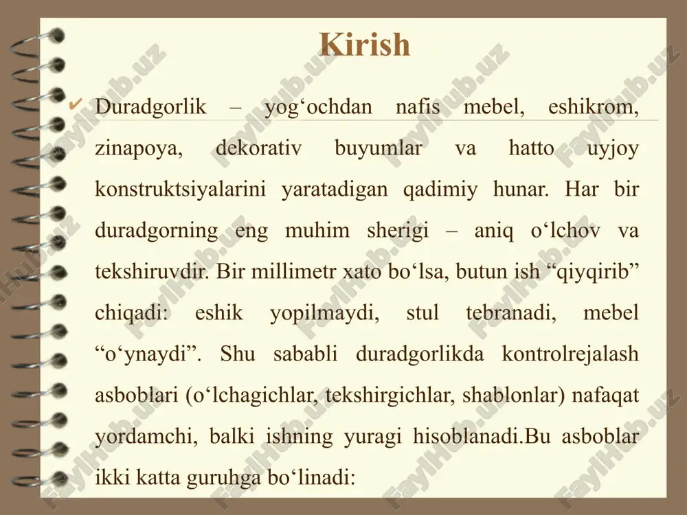 lari: turlari va qo'llanilishi rejalash asboblari duradgorlikning birinchi bosqichi bo'lib, ular yog'och materiallarni o'lchash va belgilash uchun mo'ljallangan. bu guruhga ruletka, go'niya, reysmus, kronsirkul va shtangensirkul kabi asboblar kiradi. har biri loyihaning murakkabligiga qarab tanlanadi va ularning to'g'ri ishlatilishi loyihaning 80% muvaffaqiyatini belgilaydi.ruletka – eng oddiy va keng tarqalgan rejalash asbobi. kontrol asboblari: sifatni ta'minlash vositalari kontrol asboblari rejalashni amalga oshirishda nazoratni taqozo etadi va ular vaterpas, shovin va maxsus kalibrlar bo'ladi. vaterpas – sathning tekisligini tekshirish uchun, shovin esa parallel chiziqlarni nazorat qilish uchun ishlatiladi.vaterpas – suv yoki havo pufakchasi bilan ishlaydigan asbob bo'lib, gorizontal va vertikal tekislikni belgilaydi. duradgorlikda u javon yoki eshik o'rnatishda muhim: masalan, devorga osiladigan javonning tekisligini tekshirish uchun vaterpasni qo'yasiz va pufakchasi markazda turishini kuzatasiz. rejalash asboblaridan foydalanishda xavfsizlik va aniqlik talablari rejalash asboblaridan foydalanishda xavfsizlik duradgorlikning eng muhim jihati bo'lib, chunki kesuvchi qismlar jarohatlar keltirib chiqarishi mumkin. birinchi talab – asboblarning holatini tekshirish: …