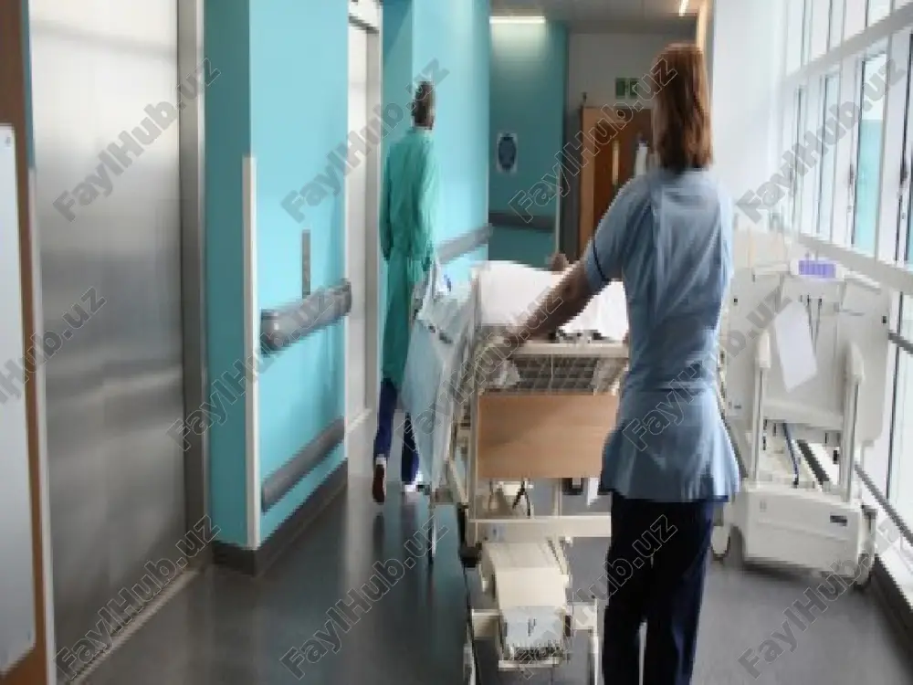 rilgan avtonom yechimlar mavjud. tibbiy ta’limni qayta ko‘rib chiqish tibbiyot institutlari shifokorlarni «elektron» bemor va yuqori texnologiyalar bilan ishlashga tayyorlashadi. mutaxassislarni o‘qitish uzoq vaqt talab etadi va shuning uchun ham talabalar o‘rganayotgan tajribalar bitiruv vaqtiga kelib eskirib qolmoqda. darsliklarning o‘rnini raqamli sinflar egallashi kerak, bu o‘z navbatida talabalar va amaliyotdagi shifokorlar o‘rtasidagi muloqotni ta’minlaydi hamda dolzarb axborot va resurslardan foydalanish imkoniyatini yaratadi. xirurgik va odamsimon robotlar zamonaviy robotlar jarrohlarning imkoniyatini sezilarli darajada oshiradi, ular operatsiyalarni yuqoriroq aniqlikda va kamroq jarohat yetkazgan holda o‘tkazishga qodir. robotlar hech qachon odamlarning o‘rnini bosolmaydi, lekin shifokorlar ularni o‘z ishlarida tez-tez ishlatadigan bo‘ladilar. genomika va personallashtirilgan tibbiyot kelajakda dnk tahlillari tashxis qo‘yish va muolaja tayinlashda oddiy protseduraga aylanadi. shu orqali shifokorlar bemor organizmining o‘ziga xos xususiyatlarini hisobga olgan holda unga dori-darmonlar to‘g‘ri belgilanganini kafolatlashlari mumkin. kiyiladigan datchiklar zamonaviy texnologiyalar sizga muhim tibbiy ko‘rsatkichlarni arzon va qulay usullarda o‘lchash imkonini beradi. ixchamgina sensorlar bemorlarni kundalik faoliyatidan …