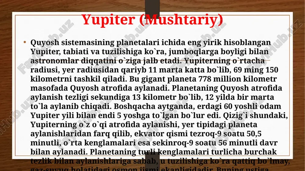 malar, oxirgi yillar materiallari asosida, planeta atmosferasining qalin bulutlari deb tushuntiriladi. ular planetaning parallellari bo`ylab yo`nalgan bo`lib, ekvatorga nisbatan simmetrik ko`rinish hosil qiladi. sayyora bulutlarining bunday zanjirli strukturasi ±40 gradusli kenglikkacha borib, ayrim hollarda, diametri 1 ming kilometrgacha boradigan qo`ng`ir yoki ko`kish dog`larni hosil qiladi. mushtariyning qadimiy “tilsim”laridan boshqa biri - 1878 yili topilgan uzunligi 30 ming, eni 13 ming kilometrga cho`zilgan katta qizil dog`dir. qizig`i shundaki, bu dog` planetaning sirt detallari qatori uning sutkalik aylanishida ishtirok qilishi bilan birga goh u yoniga, goh bu yoniga bir necha gradusgacha siljiydi. bunday hol, katta qizil dog` planeta sirti bilan bog`lanmagan degan xulosaga olib keldi. g.goltsin taklif etgan јoyaga ko`ra, katta qizil dog` planeta atmosferasining uzoq davom etadigan gigant uyurmasidir. o`xshashlik printsipi asosida ishlab chiqqan uning bu nazariyasi, keyingi yillarda bir necha faktorlar bilan tasdiqlanishi bilan e`tiborga sazovor gipoteza hisoblanadi. aqshning “pioner x” va “pioner xi” kosmik apparatlari yordamida katta qizil dog`ning …