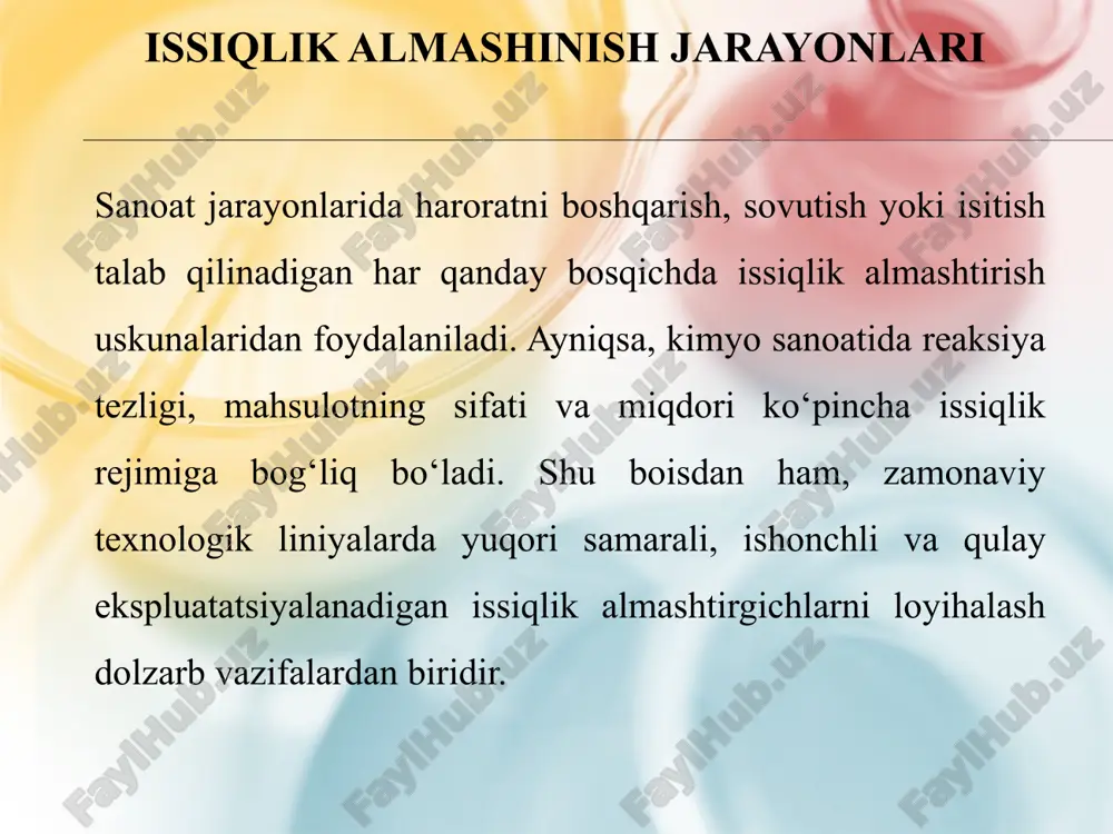 r va rekuperatorlar ishlatiladi, bu esa energiya tejamkorligini oshiradi va ishlab chiqarish xarajatlarini kamaytiradi. barcha issiqlik almashtirgichlar oqim yo‘nalishi bo‘yicha ham farqlanadi. eng samarali usul — bu qarama-qarshi yo‘nalishda harakatlanuvchi oqimlar asosida ishlaydigan qurilmalardir. ular haroratlar farqini maksimal darajada ushlab turadi va energiya o‘zlashishini kuchaytiradi. 5 parallel oqimlar esa bir yo‘nalishda harakatlanadi va haroratlar tezroq tenglashgani uchun samaradorlik nisbatan past bo‘ladi. aralash oqimli qurilmalar esa oqimlar orasidagi burchakli yoki perpendikulyar harakatga asoslangan. issiqlik tashuvchilarning fazaviy holatiga qarab ham qurilmalar farqlanadi. suyuqlik-suyuqlik, gaz-gaz, suyuqlik-gaz kombinatsiyalarida ishlaydigan uskunalar mavjud. shuningdek, kondensatorlar va bug‘latkichlar kabi qurilmalar faza o‘zgarishi asosida issiqlik almashinuvini amalga oshiradi. ular ayniqsa kimyo sanoatida bug‘ ajratish yoki gazni suyuqlikka aylantirish bosqichlarida qo‘llaniladi. 6 qobiq-turubali issiqlik almashtirgichni to‘liq loyihalashda muhim bosqichlardan biri bu qurilmaning konstruktiv o‘lchamlarini tanlashdir. avvalgi hisoblash bosqichlarida aniqlangan umumiy issiqlik uzatish yuzasi, zarur trubkalar soni va ularning o‘lchamlari asosida qurilmaning geometrik shakli, hajmi va asosiy parametrlari belgilanadi. bu …
