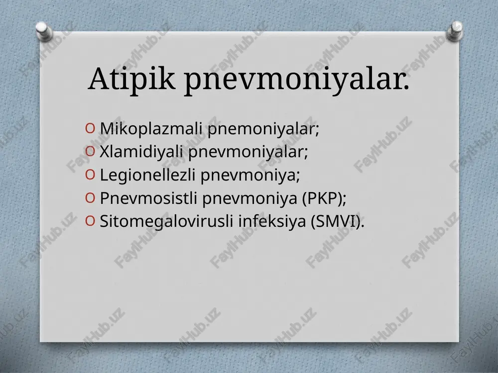 ltratsiyasi. ko’pincha “bulutsimon”, “tutun”infiltratsiyasi paydo bo’ladi. diagnostika fluorestsensiyali zardobda qo’zg’atuvchi topilishiga asoslangan. serologik reaksiya. balg’amda mikoplazma topilishi. davolash. etiotrop davo: eritromitsin, linkmitsin oleandomitsin. 8yoshdan kattalarga oksitetrasiklin, vibramitsin, doksitsillin. xlamidiyali pnevmoniya. xlamidiaz- asosan chaqaloqlaar patologiyasi bo’lib, unga intranatal zararlanish xos, bola asosan ononing tug’ruq yo’li orqali zararlanadi. qozg’atuvchisi – chlamydia trachomatis, ular ikkiga bo’linadi : chlamydia psitacci va chlamydia trachomatis. ko’pincha o’pkaning o’rta va pastki qismlarini zararlaydi. alveolalarda seroz shish chaqiradi va boshqa bo’limlarga o’tadi. epidemiologiyasi. chlamydia psitacci- ornitoz pnevmoniya chaqiruvchisi, kasallik manbai qishlar (kaptar, popugay, o’rdak, tovuqlar). chlamydia trachomatis –o’tish yo’li havo-tomchi, aspiratsion yo’l hisoblanadi. klinikasi. inkubatsion davri -10 kun. intoksikatsion belgilar: lanjlik, bezgak (harorat 39°c dan ortiq), mushaklarda og’riq, va angina. 1-3 kundan so’ng : quruq yo’tal, biqinda va ko’krak qafasida og’riq. o’pka tovushining lokal to’mtoqlanishi, mayda pufakchali nam xirillashlar. keyinchalik klinikasi grippga o’xshaydi. uzoq vaqt davom etadi. diagnostikasi. balg’am mikroskopiyasi. ko’zdagi ajralmani tekshirish. rentgenogrammada : ikki tomonlama mayda …