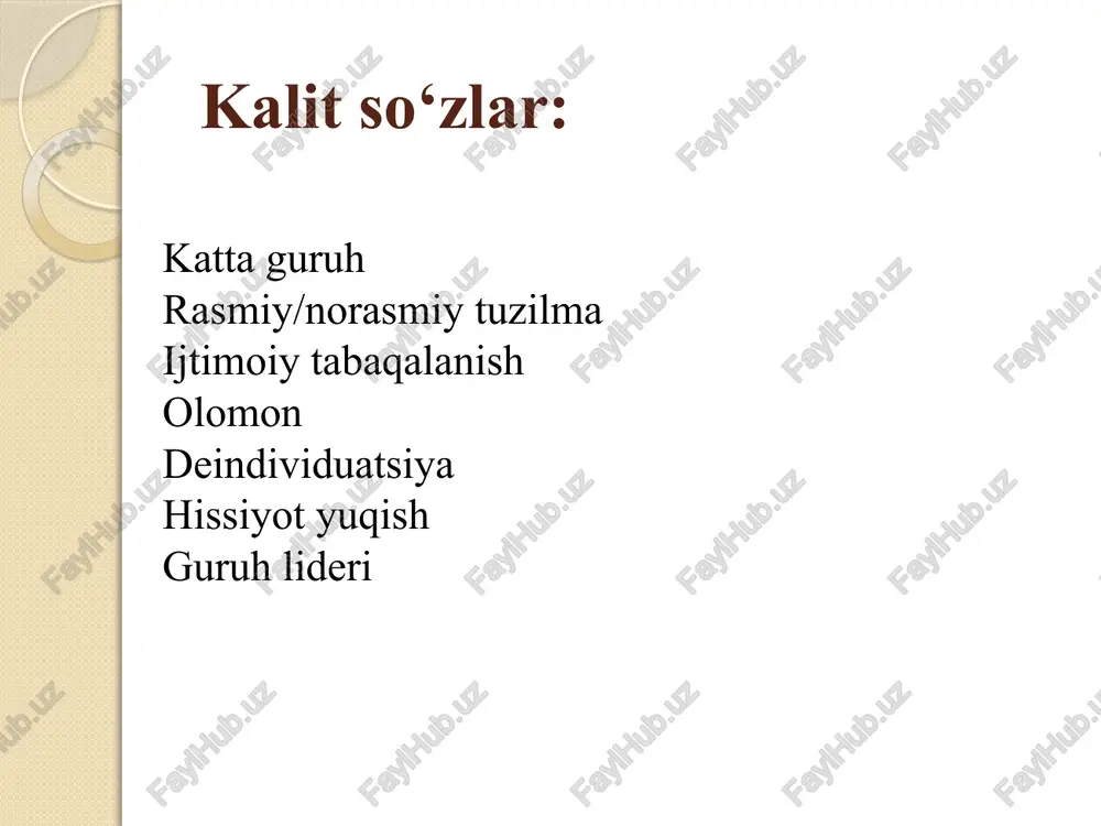 akchilar) norasmiy liderlar (odamlar orasida obro‘li bo‘lgan, rasmiy lavozimi bo‘lmasa ham ta’sir kuchiga ega) a’zolar (ko‘pchilik, passiv yoki faol ishtirokchilar) subgruppalar (kichik norasmiy guruhlar, masalan, sinf ichidagi do‘stlar guruhi) 🔖 tabaqalanishi: ijtimoiy guruhlar tashqi va ichki tabaqalanishga ega: tashqi tabaqalanish: ijtimoiy mavqe, kasb, iqtisodiy holat asosida (masalan: ishchi sinf, o‘rta sinf ). ichki tabaqalanish: guruh ichidagi ijtimoiy rollar va statuslar (masalan: faol-talaba, passiv-talaba, norasmiy lider). ishxona jamoasida rasmiy direktor bor, lekin ba’zida norasmiy “yosh yetakchi” ishchilar guruhiga katta ta’sir ko‘rsatadi. bu ijtimoiy rollarning tabaqalanishidir. 9 3. olomon psixologiyasi olomon — bu vaqtincha, emotsional birlashgan, rasmiy tuzilmasiz katta guruhdir. ular ko‘pincha umumiy g‘oya, qo‘rquv, norozilik yoki shunchaki hodisa ta’sirida birlashadi. gyustav lebonning aytishicha, odam olomon tarkibida o‘ziga xosligini yo‘qotadi, psixik ustanovka shaklidagi har bir odamda turlicha rivojlangan sotsial ong, sotsial qadriyatlar, normalar va axloqiy cheklashlar o‘chadi. ongsiz poydevor, har bir odamda uning irqidan, millatidan, jinsidan, yoshidan qat’iy nazar bir xil mazmunga …