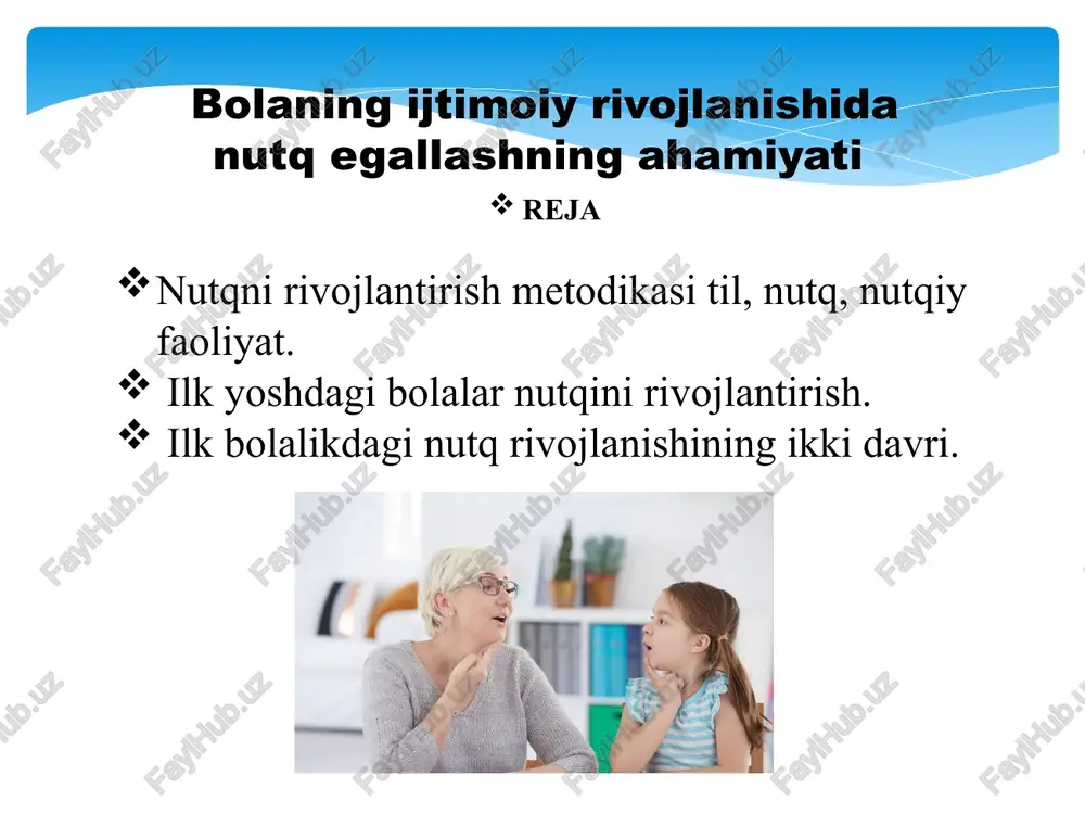 kattalarning harakatlarini boshqarishni o‘rganadi. bu hol unda nutqning hali mavjud emasligidan qat’i nazar, ro‘y beradi. uning ixtiyorida faqat ovoz munosabatlari va imo-ishoralargina mavjud. dastlabki so‘zlar emotsional ifodaliligi, vaziyatga mosligi va kommunikativ yo‘naltirilganligi bilan ajralib turadi. bunday nutq avtonom yoki vaziyatga oid nutq deb ataladi, u faqat bola atrofidagi muhit bilan yaxshi tanish bo‘lgan yaqinlarigagina tushunarlidir. so‘zni dastlabki tushunish muayyan vaziyatni qabul qilish bilan uyg‘unlashgandir. ilk so‘zlar muayyan narsalarga taalluqli bo‘lib, umumlashtiruvchi xususiyatga ega emas (soat deganda faqat devorda osilib turadigan soatlar tushuniladi). so‘z bola xulqining umumiy ko‘rinishidan joy oladi va u imo-ishora, qo‘l harakatlari, qarash-nigohlar, ifodali vositalar bilan birgalikda bir so‘zli fikrni bildirishga olib keladi («xayr», «ber», «ol»). bir yoshdan uch yoshgacha bo‘lgan davrda bola rivojlanishiga oid ijtimoiy vaziyat sezilarli darajada o‘zgaradi. o‘z yaqinlari bo‘lmish kattalar bilan birgalikda bolaning muloqot doirasiga birinchi navbatda kichkintoyning diqqat-e’tibor va g‘amxo‘rlikka bo‘lgan ehtiyojini qondirishi lozim bo‘lgan boshqa kattalar (maktabgacha ta’lim muassasalari xodimlari, tarbiyachi yordamchisi) …