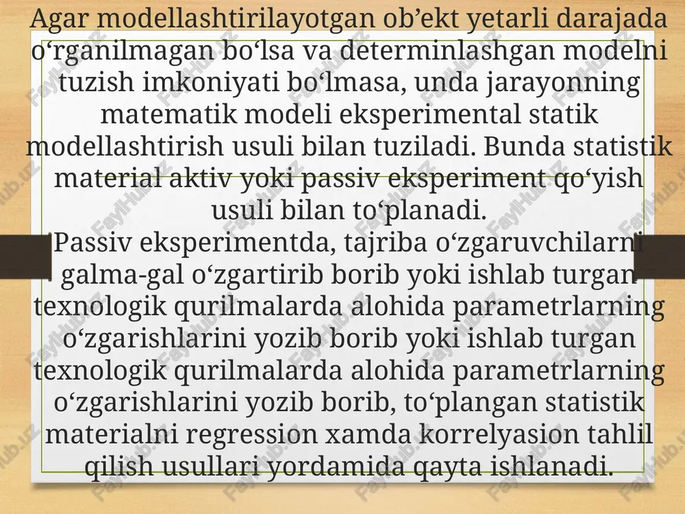 kin bo‘lsa, b,b,b,...,b larni qiymatlarini shunday tanlansinki, unda quyidagi shart bajarilsin, ya’ni, b,b,b,...,b larning shunday qiymatlarini topish kerakki, unda f(bo;b1;b2) funksiya minimumga intilsin. bu funksiyaning f(bo;b1;b2) minimumga intilish sharti, quyidagi shartni bajarilishidir (funksiya ekstremumi borligining zaruriy sharti), ushbu tenglamalar tizimsida nechta noma’lum koeffitsient bo‘lsa, shuncha tenglamalardan tashkil topgan. bu matematik statistikada normal tenglamalar tizimsi deyiladi. bu tenglamalar tizimsini funksiyaning umumiy ko‘rinishi uchun yechib bo‘lmaydi. buning uchun funksiyaning konkret ko‘rinishini tanlab turib masalani yechish kerak. staxostik jarayonlarni matematik modellashtirishda, odatda eksperimental statistik modellashtirish usuli qo‘llaniladi . bunda texnologik jarayonning matematik modelini tuzishda , shu ob’ektda olingan tajriba natijalaridan foydalaniladi. chiziqli regressiya-qandaydir texnologik jarayonning matematik ifodasini tuzish kerak bo‘lsin ( 2 - rasm). tj x y bu texnologik jarayonning chiqish parametri (u) kirish parametri (x) ga bog‘liq o‘zgaradi , ya’ni ular orasida qandaydir funksional bog‘liqlik bor, u=f(x). (masalan: berk idishdagi bosimning har xil qiymatlariga, idish ichidagi suyuqlikning har xil qaynash temperaturasi mos …