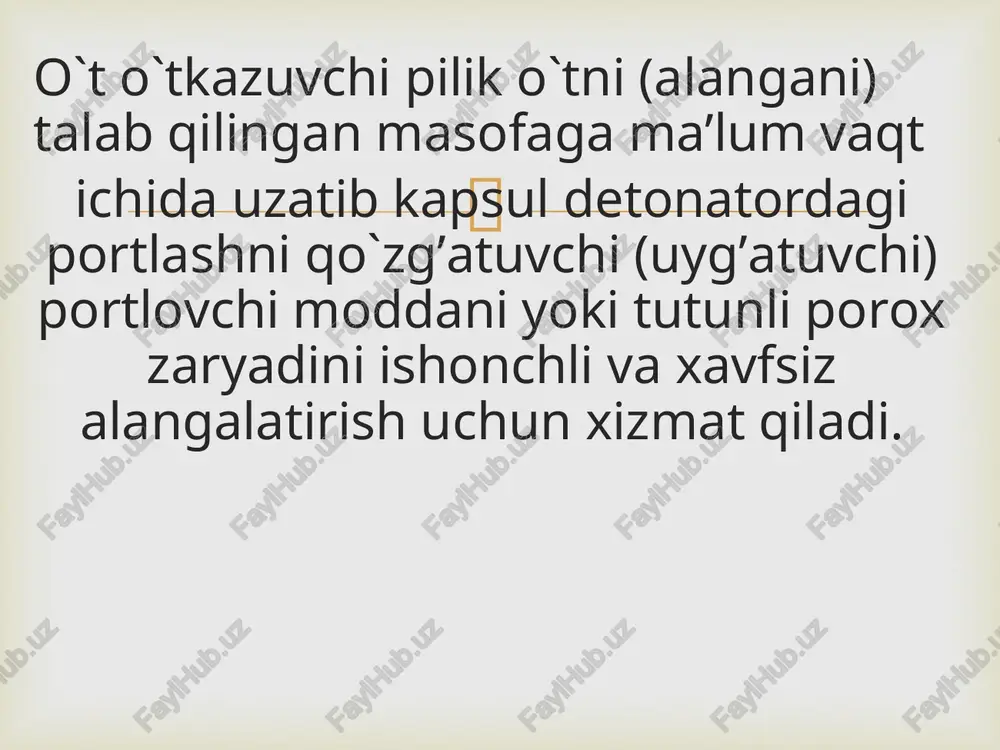 i orqali ikkita yo`naltiruvchi paxta ipi o`tkaziladi. detonatsiyalanuvchi pilik va uning vazifasi  o`zakdagi portlovchi modda massasi 1 m pilikda bo`lishi kerak: dsha markali pilik uchun 12 g, dshv markasi uchun 14 g ni tashkil etadi. dsha pilikni diametri 4,8 ÷ 5,8 mm ni dshv pilikniki esa 5,5 – 6,1 mm tashkil etadi. portlovchi o`zak kalava ip bilan uch qatlam qilib to`qiladi.  detonasiyalanuvchi pilikni markasiga qarab bir – biridan farq qilishi uchun va o`t o`tkazuvchi pilikdan farqlanishi uchun ularga quyidagicha rang beradi: dsha – oq rangdan sariqgacha bir yoki ikkita farqlantiruvchi qizil ipni to`qimani uchinchi qavatiga to`qiydi. dshv – ni esa har xil tus berilgan qizil ipdan to`qiladi.  detonatsiyalanuvchi pilikni detonasiyalanish tezligi 6,5 km/s bo`lib u kapsul detonator yoki elektrodetonatordan beto`xtov portlashi kerak yoki portlovchi modda zaryadini portlashidan. kapsulsiz portlatishda, detonatsiyalanuvchi pilikni oxirida portlashni uyg’otish qobiliyatini kuchaytirish uchun portlovchi modda zaryadiga joylashtirilgan qismida bir necha tugun yoki detonatsiyalanuvchi …