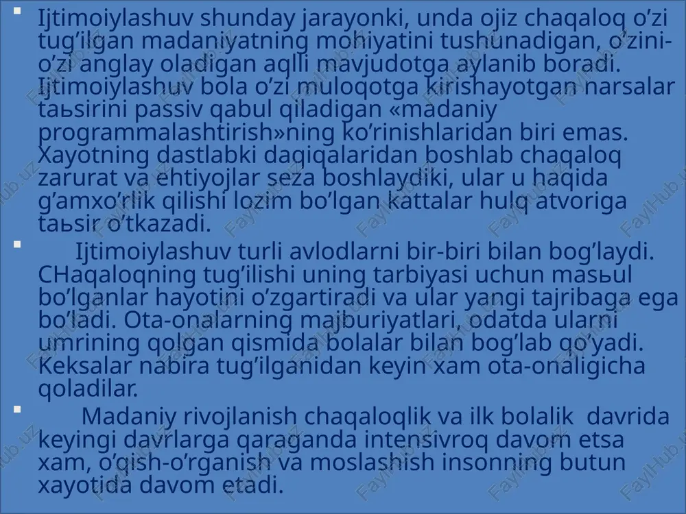 xil emas. chaqaloq hayotining ilk bosqichida deyarli hamma joyda eng muxim shaxs ona xisoblanadi, biroq yuqorida aytilganiday ona va bola munosabatlarining tabiati ular o’rtasidagi muloqotning muntazamligi va shakli bilan belgilanadi. bu esa o’z navbatida oila institutlari va ularning jamiyatdagi boshqa guruxlar bilan aloqaplariga bog’liq bo’ladi. biritaniyalik ko’pchilik bolalar o’z bolaligini oila davrasida, otasi, onasi, va ehtimol, yana bir ikki bola davrasida o’tkazganlar. va aksincha, boshqa ko’pchilik madaniyatlarda amaki, amma, buvi va bobolar bir oilalaning azolari xisoblanadilar, bir uyda yashaydilar va xatto juda kichik chaqaloqlarning ham tarbiyachilari bo’ladi. ananaviy jamiyatlarning ko’pchiligida oila tug’ilgan individning butun umri davomidagi ijtimoiy mavqeini belgilaydi. hozirgi g’arb jamiyatlarida ijtimoiy mavqe tug’ilishida belgilanmaydi. shunga qaramay ,qanday xududda ishlashi ,oilaning muayyan sinfga mansubligi bola ijtimoiylashuv xarakterini qatiy belgilab beradi. bolalar ota-onalari yoki atrofdagi odamlarning o’zini tutish modellarini o’zlashtiradilar. katta jamiyatlarning turli sektorlarida tarbiya va intizomga turlicha talablar qo’yiladi. ko’pincha qarama-qarshi qadriyatlar va udumlar mavjud bo’ladi. shaxsning ijtimoiylashuviga yani …