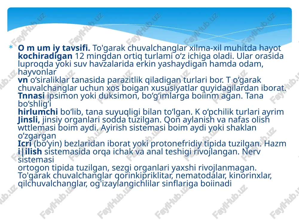 a teng. askaridalarda jinsiy dimorfizm (ayirmachilik) aniq ifodalangan (39-rasm). gipoderma shakli o’zgargan epitelial to’qimalar bo’lib, hayvonlarning yosh davrida undagi hujayralar bir-biridan aniq farqlanadi. lekin keyinchalik ularning chegarasi yo’qolib, protoplazmasi qo’shilib ketadi va yadrolari tarqoq holatda bo'lib ko’rinadi. gipodermadan keyin bo’yicga cho'zilgan bir qavatli muskullar joylashadi. askaridaning tanasi ko'ndalangiga kesilsa, to’garak yoki doira shaklini oiadi, shuning uchun bularga yumaloq chuvalchanglar deb nom berilgan. tananing oldingi uchida uchta lablari og’iz teshigini o’rab turadi. ovqat hazm qilish sistemasi oldingi, o’rta va orqa ichaklardan iborat. oldingi va orqa ichakning ichki yuzasi kutikula bilan qoplangan. askarida urg’ochilarining orqa ichagi qorin tomonda anal teshik bilan tashqariga ochiladi. erkaklarida esa anal teshigi jinsiy teshigi bilan qo’shilib kloaka hosil qiladi va tananing oxirgi qismidan tashqariga ochiladi. undan bir juft spikula (qo’shilish organi) chiqib turadi. askaridaning ayiruv sistemasi bir juft ayirish naychalaridan iborat bo’lib, ular tananing ichki yon tomonida gipoderma qavatida joylashgan maxsus valiklar ichidan o’tadi. bu naychaiaming orqa …
