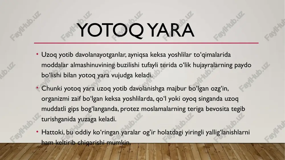idan, tibbiy muassasada sanitariya madaniyati yuqori darajada emasligidan darak beradi. shuning uchun tibbiyot hamshirasi har gal o‘rinni qaytadan solganda, bemorning badanini, ayniqsa, yaralar paydo boiadigan (yoki qotib qoladigan) joylarni ko‘zdan kechirishi lozim. tibbiyot sanoati oqma yaralar (yoki qotib qoladigan joylar) paydo bo‘!ishining oldini olish maqsadida, usti qat-qat burmali va elektr isitgichli shishirilgan, rezina aralashtirilgan to'shaklar ishlab chiqaradi. yotoq yarada bo’lgan bemorlar parvarishi bemorlar ajratib chiqaradigan suyuqlik gigiyenasi burun yo'llari, og‘iz, tanosil a ’zolari va orqa teshik suyuqlik ajralib chiqadigan asosiy manba va joylar hisoblanadi. kasallar statsionarga yotgach, ularning har biriga alohida tufdon, siydikdon va tagiga qo‘yiladigan idish, agar zaruriyat tug'ilsa qusuq uchun toza tog‘ora ajratiladi. kichik tibbiyot hamshirasi tufdonlar qopqoq bilan yopib qo‘yilishini kuzatib borishi, ichidagini muntazam ravishda to‘kib, xloraminning bir foizli eritmasi, dezokson-i ning 2 foizli eritmasi yoki boshqa dezinfeksiya vositalari bilan dezinfeksiya qilishi lozim. agar bemorning burni dambadam oqib turadigan bo’lsa , unga bir marta foydalaniladigan qog'oz dastro'mollar …