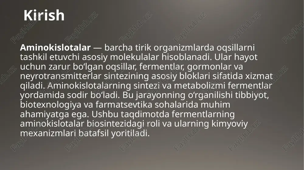 ‘lib, u substratlar sifatida asosan glyukoza va turli α-ketokislotalardan boshlanadi. bu jarayonda azotli guruhlar maxsus fermentlar orqali qo‘shiladi va molekulalar aminokislotalarga aylanadi. sintez jarayoni asosiy metabolik yo‘llar bilan uzviy bog‘liq bo‘lib, ko‘plab fermentlar ishtirokida amalga oshiriladi. biotexnologiyada fermentativ sintez bakteriyalar va zamburug‘lar yordamida fermentativ sintez. l-glutamat (ta’m kuchaytiruvchi), l-lizin (oziqa qo‘shimchasi) ishlab chiqarishda ishlatiladi. ishlab chiqarish: fermentlar va gen muhandisligi asosida optimallashtiriladi. azotning birikmaga qo‘shilishi aminokislotalar sintezi uchun azotning organizmga kirishi va uning molekulalarga qo‘shilishi zarur. bu jarayon glutamat va glutamin molekulalari yordamida amalga oshiriladi. glutamat dehidrogenaza fermenti ammoniy ionlarini α-ketoglutaratga qo‘shadi va glutamat hosil qiladi. glutamin sintetaza esa glutamatga yana bitta ammoniy ionini qo‘shib, glutamin hosil qiladi. ushbu reaktsiyalar amin guruhlarini olib keluvchi markaziy mexanizmlardir. transaminatsiya jarayoni transaminatsiya — amin guruhini bir molekuladan boshqasiga ko‘chirish reaksiyasidir. bu jarayon aminokislotalar sintezining muhim qismi hisoblanadi. transaminaza (aminotransferaza) fermentlari yordamida amin guruhi α-ketokislotalardan aminokislotalarga ko‘chiriladi. bunda koenzim sifatida piridoksal fosfat (vitamin b6 …