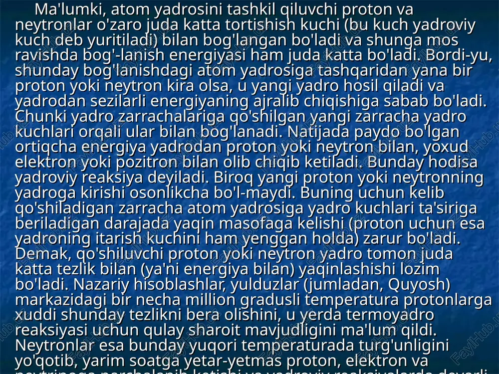 'ni energiya bilan) yaqinlashishi lozim bo'ladi. nazariy hisoblashlar, yulduzlar (jumladan, quyosh) markazidagi bir necha million gradusli temperatura protonlarga xuddi shunday tezlikni bera olishini, u yerda termoyadro reaksiyasi uchun qulay sharoit mavjudligini ma'lum qildi. neytronlar esa bunday yuqori temperaturada turg'unligini yo'qotib, yarim soatga yetar-yetmas proton, elektron va neytrinoga parchalanib ketishi va yadroviy reaksiyalarda deyarli ishtirok etmasligini ko'rsatdi. yulduzlar markazidagi reaksiya (to'rtta protonning birikib bitta geliy atomi yadrosini hosil qilish)ning uzluksiz takrorlanishi, yul-duzning nurlanishi tufayli kosmik fazoga tarqalayotgan energiyasini to'ldirib turadi. har bir protonning massasi atom birliklarida 1,00813 ni tashkil qilib, to'rtta protonniki 4,03252 bo'ladi. geliy atomi yadrosining massasi 4,00389 ekanligini e'tiborga olsak, u holda mazkur yadroni hosil qiluvchi protonlar atom og'irligining 0,02863 birligiga (4,03252 - 4,003852 = 0,02863) teng bu massasi ajraladigan bog'lanish energiyasiga ekvivalent massa bo'lib, u massa defekti deb yuritiladi. bitta geliy yadrosi hosil bo'lishida ajralgan energiya mashhur eynshteyn formulasiga ko'ra: e=mc2= 1,67 - 10-24 . 0,02863 . (3 …