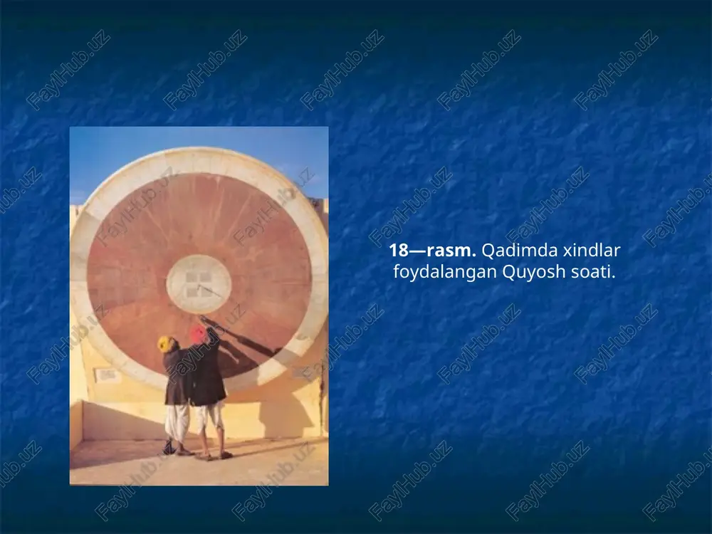 iya vaqtini topadilar. buning uchun tanlangan yulduzning va quyosh­ning kulminatsiyasida bo'lish vaqtlarining farqi istalgan vaqt uchun astronomlar tomonidan oldindan hisoblanib, jadval ko'rinishida tuzib qo'yilgan bo'ladi. shu jadval asosida, unda keltirilgan biror yulduz kulminatsiyada bo'lganda, unga ko'ra quyoshning kulmi­natsiya vaqti (tush payti) aniqlanadi. keyin bu ma'lumotga tayanib, quyosh vaqti oson topiladi. astronomlar tomonidan topib berilgan aniq vaqtni «asrash» uchun, maxsus atom soatlaridan foydalaniladi. bunday soatlarning yurishi, atomda o'zgarmas chastotali tebranma jarayonlarga tayanganidan, juda yuqori aniqlikka ega bo'ladi. aniq vaqtni belgilash, uni «asrash»' va uni vaqti-vaqti bilan yulduzlarga qarab to'g'rilab turish bilan astronomiya institutlari (yoxud observatoriyalari) qoshida tashml etilgan «vaqt xizmati» bo'limlari shug'ullanadi. xususan, o'zbekiston faga qarashli astronomiya instituti qoshida ham shunday bo'lim mavjud bo'lib, u mamlakatimiz va hatto dunyo ahliga aniq vaqt xizmatini ko'rsatishda ko'p yillardan beri faol ishtirok etadi. ma'lumjoylarning aniq mahalliy vaqtlarini bilish, bu joylarning geografik uzunliklarini aniqlash uchun ham zarurdir. ixtiyoriy λ1 va λ2 uzunliklarga ega bo'lgan punktlarning …