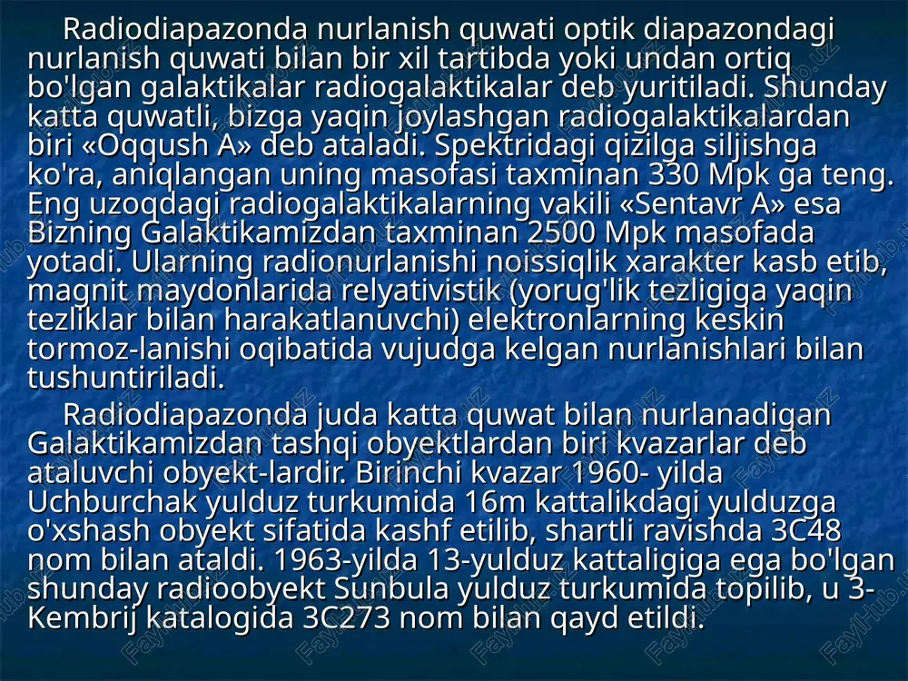 ulduz kattaligiga ega bo'lgan shunday radioobyekt sunbula yulduz tur­kumida topilib, u 3- kembrij katalogida 3c273 nom bilan qayd etildi. uzoq vaqtga qadar bu obyektlarning spektrlarini tahlil qilish mushkul bo'ldi. va nihoyat, ularning spektridagi chiziqlar qaysi atomlarga tegishli ekanligi aniqlangach, ularning «qizilga siljish» kattaliklari aniqlandi. so'ngra xabbl qonuni asosida, ularning masofalari va yorqinliklari hisoblandi. natijada, ular bizning galaktikamizga daxli bo'lmagan va milliardlab yorug'lik yili bilan o'ichanadigan ulkan masofalarda yotuvchi o'taquwatli radioobyekt-lar bo'lib chiqdi. ayni paytda bir necha yuzlab kvazarlar kashf etil-gan bo'lib, ulardan oq172 nomlanganigacha masofa 10 milliard yorug'lik yilidan ham ko'p chiqadi. kvazarlarning nurlanish quwati hayratga soladigan darajada yuqori bo'lib, yorqinliklari 1040-1041 w ni tashkil etadi. bu -kvazarlar yuz milliardlab yulduzi bo'lgan eng quwatli galaktikalar-ning yorqinligidan 100, hatto 1000 marta ko'p quwat bilan nurla-nadigan osmonning noyob obyektlari degani bo'ladi. shu xususiyat-lariga ko'ra kvazarlar koinotning eng sirli obyektlaridan hisobla-nadi. olimlar hozircha kvazarlarni, galaktikalar evolutsiyasining uncha uzoq davom etmaydigan bir bosqichi bo'lsa …