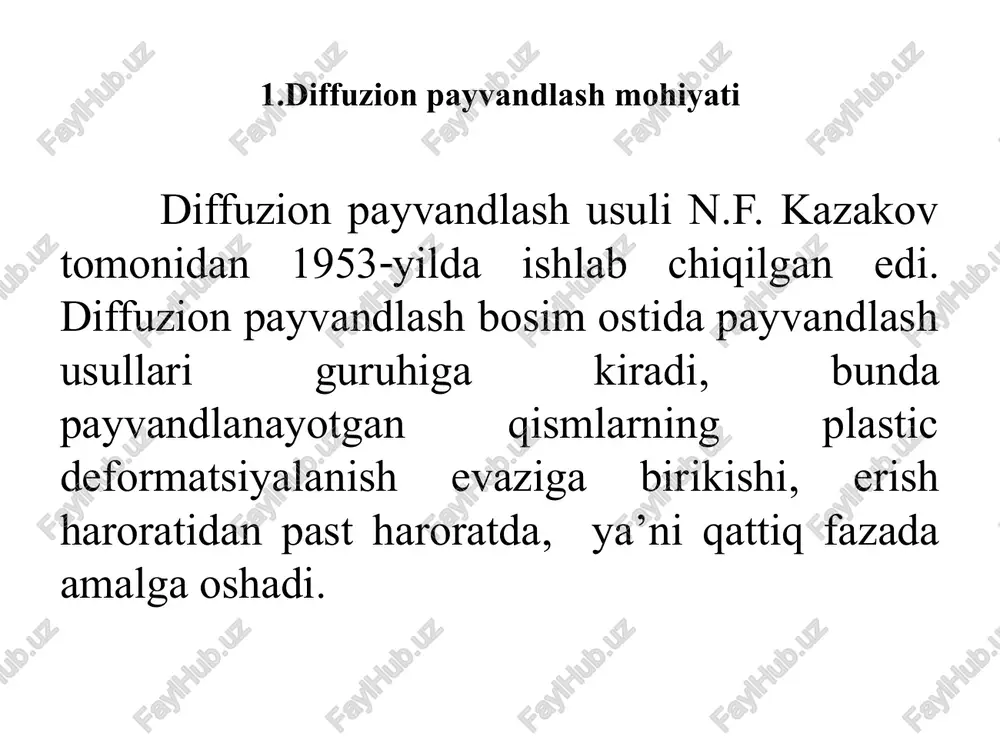rida o‘zaro birikish hajmiy zonasi yuzaga keladi. diffuzion payvandlashning avzalliklari: – kiyinchiliksiz turli materiallarni payvandlash imkoniyati mavjud (po‘lat bilan cho‘yanni, po‘lat bilan titanni, po‘lat bilan niobiyni, po‘lat bilan volframni, po‘latni metall-keramika bilan, platinani titan bilan, oltinni bronza bilan va haqozo.); – turli qalinlikdagi detallarni payvandlash imkoniyati mavjudligi; – asosiy metall va payvand birikma metallarini mustaxkamligini bir tekis ta’minlaydi; – payvandlash jarayonida metall erishi yo‘q, vaholangki payvand birikmaga yomon ta’sir etuvchi metallurgik ta’sir etmaydi, konstruksiyani ishlab chiqarish arzonlashadi. diffuzion payvandlashning kamchiliklari: – payvandlash siklining davomiyligi uchun ishlab chiqarish jarayoni unumdorligi past; – jihozlar va texnologik moslamalarning murakkabligi, bir vaqtning o‘zida qizish va yuklamaga ta’sirlanishi; – kontakt yuza sifatiga yuqori talablar qo‘yilishi. 2. diffuzion payvandlash turlari diffuzion payvandlash amaliyotida ikkita texnologik jarayon qo‘llanilishi ma’lum: 1) erkin deformasiyalash sxemasi bo‘yicha diffuzion payvandlash – bundaoquvchanlik chegarasidan past bo‘lgan doimiy kuchlanish ishlatiladi. 1-rasm.erkin deformasiyalash sxemasi bo‘yicha diffuzion payvandlash: 1 – yuklash tizimi; 2 –qizdirgich; 3 …