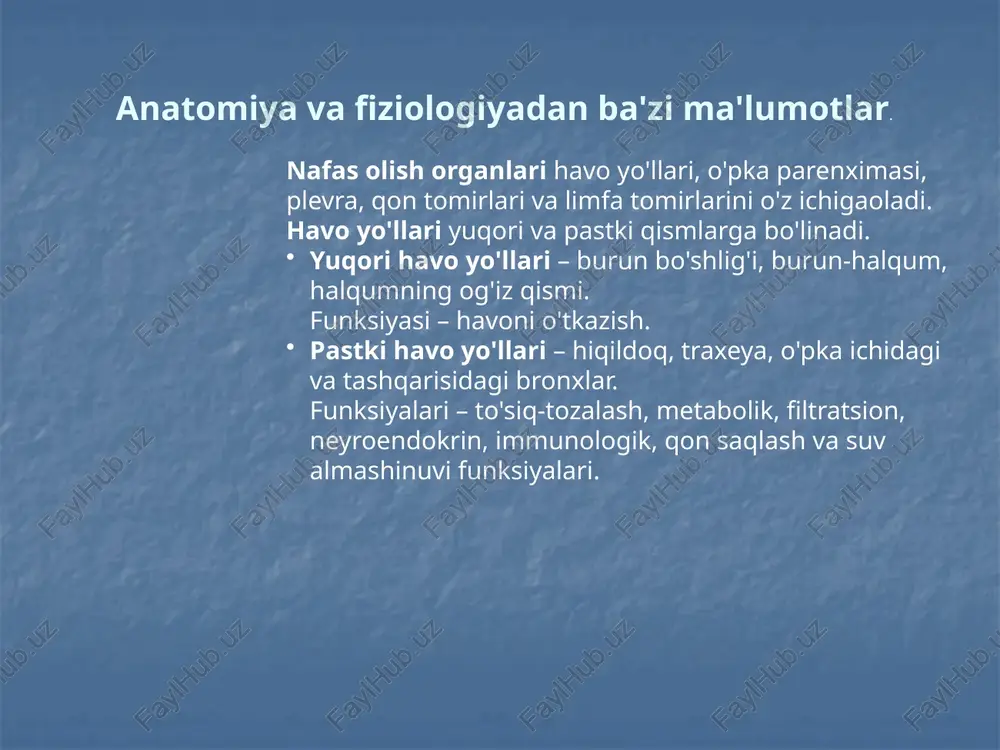 ning tik (yoki ahvoliga qarab o'tirgan) holda maxsus vertikal tayanch yonida olinadi. bemor ko'kragini kassetaga zich bosib, biroz oldinga egiladi. ko'krak qafasining ikkala yarmi kassetaga tekis joylashishi kerak. yelka sohasini o'pkadan tashqariga chiqarish maqsadida qo'llar kestiribga bosiladi va tirsaklar oldinga yo'naltiriladi. bunda bemorning yelkalari tushirilgan holda, boshi to'g'ri holatda joylashadi. chakka bir oz ko'tarilgan, oldinga cho'zilgan va kassetaning yuqori qismi bilan tegib turadi. kassetani shunday joylashtirish kerakki, uning yuqori cheti c7 umurtqa tanasi darajasida joylashsin. rentgen nurlanishining markaziy nurini bemorning tanasining o'rta chizig'i bo'ylab kassetaning markaziga, oltinchi ko'krak umurtqasi (kurakning pastki burchagi darajasida) sohasiga yo'naltiriladi. ekspozitsiya (tasvir olish) bemor nafasni biroz chuqur olgandan keyin nafasni ushlab turganda amalga oshiriladi. texnik sharoitlarning to'g'riligini va joylashtirishning to'g'riligini baholash mezonlari. tadqiq qilinayotgan ob'ektning to'liq qamrovi: ko'krak qafasining barcha bo'limlari tepasidan diafragma darajasigacha tasvirlanishi kerak. suratga olish paytida bemorning holati: joylashuvning simmetriyasi klavikulalar medial konturlari va o'simtasi orasidagi masofa orqali aniqlanadi. o'pka maydonlarining chegaralari …