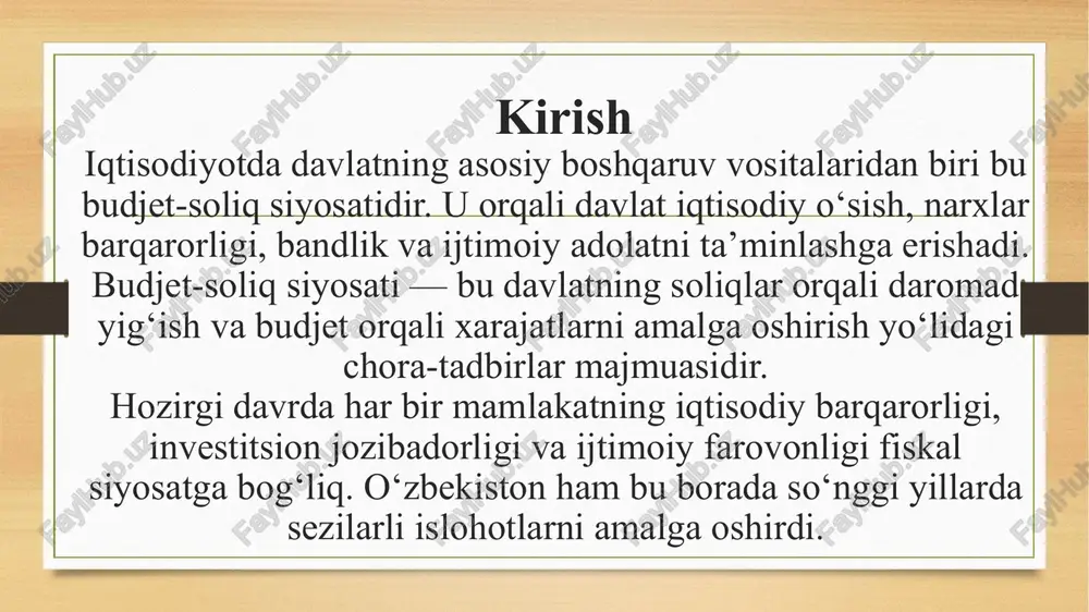 ol: o‘zbekistonda “har bir oila — tadbirkor” dasturi budjet mablag‘lari hisobidan moliyalashtirilib, minglab ish o‘rinlari yaratildi. soliq siyosatining mohiyati soliq siyosati — bu davlatning soliqlarni belgilash, yig‘ish, boshqarish va ulardan samarali foydalanish bo‘yicha faoliyatidir. uning asosiy maqsadi — davlat budjetini to‘ldirish bilan birga iqtisodiy faoliyatni tartibga solishdir. soliq siyosati orqali davlat: • ishlab chiqaruvchilarni rag‘batlantiradi; • importni cheklaydi yoki qo‘llab-quvvatlaydi; • aholi daromadlarini muvozanatlashtiradi; • ijtimoiy himoyani moliyalashtiradi. misol: o‘zbekistonda kichik biznes uchun 4 foizlik soddalashtirilgan soliq stavkasi joriy qilingan — bu tadbirkorlikni qo‘llab-quvvatlash shaklidir. soliq siyosatining maqsadlari 1. budjet daromadlarini barqaror shakllantirish. 2. iqtisodiy faollikni oshirish. 3. ijtimoiy adolatni ta’minlash. 4. mahalliy ishlab chiqaruvchilarni himoya qilish. 5. soliq intizomini kuchaytirish. 6. norasmiy iqtisodiyot ulushini kamaytirish. masalan, elektron hisob-faktura tizimi joriy etilishi orqali soliq to‘lovlarining shaffofligi oshirildi va yashirin aylanmalar kamaydi. soliq siyosatining asosiy tamoyillari • adolat tamoyili: soliqlar daromadga mutanosib bo‘lishi kerak. • aniqlik va soddalik: soliq to‘lovchi nima, …