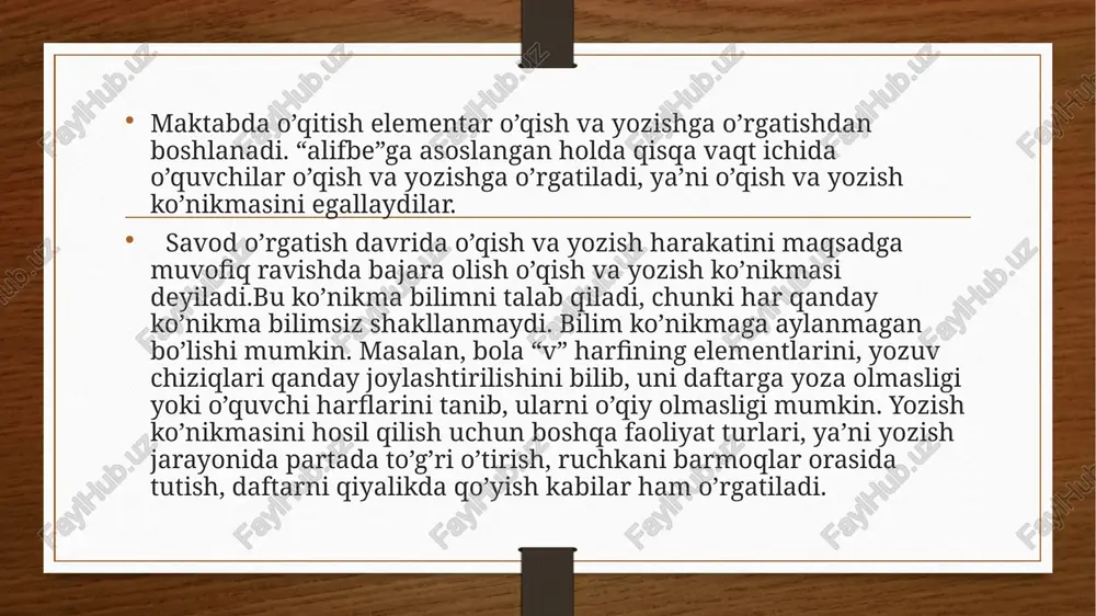 gidagi matnlar orqali o`quvchilarga mehnat, ahloqiy. estetik va boshqa tarbiyalar beriladi, tarbiya nutq vositasida amalga oshiriladi. savod o’rgatishni to’g’ri tashkil etish uchun bolalarning unga nutqiy tayyorgarligini maxsus o’rganish talab etiladi. oldin bolalarni maxsus o’rganish avgust oyida,hatto undan oldin – bahordan boshlangan. bunda 1-sinfga keladigan o’quvchining oilasiga yoki bolalar bog’chasiga borilgan, suhbat o’tkazilgan, bolalarning umumiy bilim saviyasi aniqlangan. hozir 1-sinfga qabul qilinadigan bolalar savod o’rgatishga maxsus tayyorlanyaptilar. ular uchun bir-ikki,ba’zi joylarda uch-to’rt oylik tayyorlov sinflari tashkil qilingan. tayyorlov mashg’ulotlarda bolalar tovush-harf bilan tanishtirilyapti,elementar tarzda yozuvga ham o’rgatilyapti. metodistlar tayyorlov sinflar uchun aniq talablar, metodik tavsiyalar ishlab chiqishmoqda. tayyorlov sinflarining ta’lim mazmuni va tashkil etish muddati bir xil bo’lmasa-da, lekin bu davrda bolalarning nutqiy tayyorgarligini o’rganish uchun quyidagilarni aniqlash tavsiya etiladi: 1. o’qish ko’nikmasini aniqlash: a) so’zni sidirg’a o’qiydi; b) bo’ginlab o’qiydi; d) harflab o’qiydi(noto’g’ri o’qish); e) anchagina harflarni biladi, lekin o’qishni bilmaydi; f) ayrim harflarni taniydi. 2. yozuv ko’nikmasi: a) hamma …