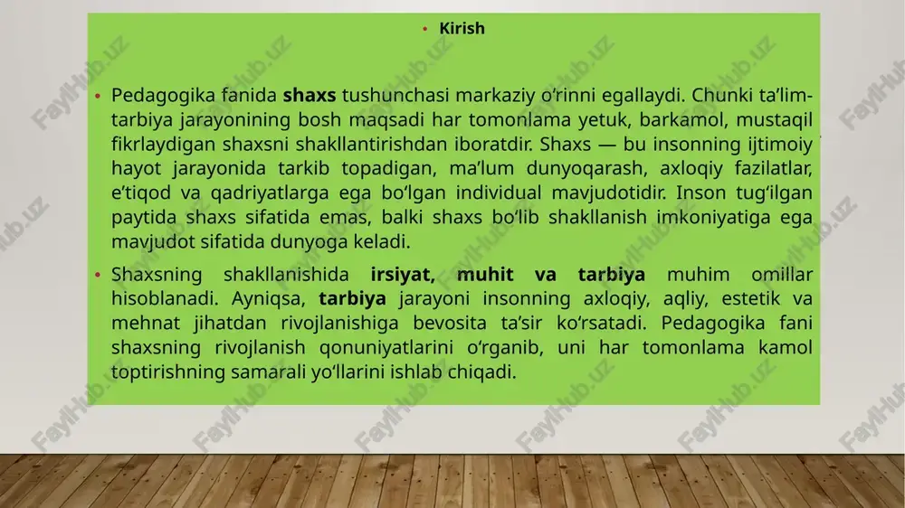igan fiziologik va psixologik xususiyatlardir. irsiyat shaxsning tabiiy imkoniyatlarini belgilab beradi, lekin u shaxsning ijtimoiy sifatlarini to‘liq aniqlab bera olmaydi. muhit – inson yashaydigan ijtimoiy va tabiiy sharoitlar majmui bo‘lib, u shaxsning dunyoqarashi, e’tiqodi, odatlari va xulq-atvoriga kuchli ta’sir ko‘rsatadi. oilaviy muhit, maktab muhiti, do‘stlar davrasi – bularning barchasi shaxs rivojiga yo‘naltiruvchi omillardir. tarbiya – shaxs shakllanishida eng faol va ongli omil bo‘lib, insonni ijtimoiy jihatdan kamol toptirishga xizmat qiladi. tarbiya orqali insonda axloqiy qadriyatlar, mehnatsevarlik, vatanparvarlik, insonparvarlik kabi fazilatlar shakllanadi. shaxsning to‘laqonli shakllanishi uchun ushbu uch omil uyg‘un holda ta’sir etishi zarur. pedagogika fanining asosiy vazifalaridan biri — shaxs kamolotini ta’minlaydigan ijobiy muhit yaratish, tarbiyani ilmiy asosda tashkil etish va inson imkoniyatlarini to‘liq ochib berishdir. 2. shaxs rivojlanishida ta’lim va tarbiyaning roli shaxsning har tomonlama rivojlanishida ta’lim va tarbiya hal qiluvchi omillar hisoblanadi. ta’lim insonning bilimi, tafakkuri va dunyoqarashini kengaytirsa, tarbiya uning axloqiy, estetik va ijtimoiy sifatlarini shakllantiradi. pedagogika …