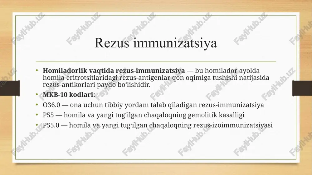 d geni bolaga o‘tadi. → agar ona rezus-manfiy (dd) bo‘lsa, bola 100% hollarda rezus-musbat bo‘ladi. agar ota geterozigot (dd) bo‘lsa (bundaylar 55–60% ni tashkil qiladi), → u holda bola 50% hollarda rezus-musbat, 50% hollarda rezus-manfiy bo‘lishi mumkin. birinchi homiladorlikda rezus-immunizatsiya birinchi homiladorlik paytida, bola rezus-musbat, ona esa rezus-manfiy bo‘lsa, rezus-immunizatsiya (ya'ni, onaning immun tizimi bolaning qon hujayralariga qarshi antitanalar ishlab chiqara boshlashi) 1% hollarda yuz beradi. homiladorlik davomiyligi ortgani sayin xavf ham ortadi. eritrotsitlar plasentar to‘siqdan o‘tishi: i trimestrda – 5% holatlarda, ii trimestrda – 15% holatlarda, iii trimestr oxirida – 30% holatlarda. ammo, ko‘pchilik hollarda, ona organizmiga o‘tadigan homila hujayralari miqdori juda oz bo‘ladi va immun javob rivojlanishi uchun yetarli emas. ■ xavf invaziv muolajalar yoki homiladorlikni to‘xtatish holatlarida ortadi. ■ ii va iii trimestrda amniotsentez vaqtida 20% holatlarda homila-onalik qon aralashuvi sodir bo‘ladi, spontan yoki sun’iy abortlarda esa bu ko‘rsatkich 15% ni tashkil etadi. tug‘ruq vaqtida rezus-immunizatsiya onada …
