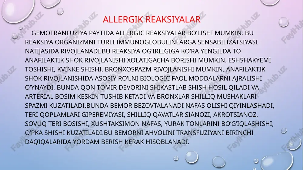 qa antigen tizimlari va sifatsiz mos kelmaydigan qonlarni quyish natijasida juda kam uchraydi.bu asoratlardan eng og’iri bu gemotransfuzion shokdir, unda koagulyatsion buzilishlar kuzatiladi. gemotransfuzion shok ab0 tizimi bo’yicha to’g’ri kelmaydigan qon quyilganda rivojlanadi. bunda moslik sinamalari o’tkazish qoidalariga e’tibor qilinmaganligida kelib chiqadi. mos kelmaydigan eritrositar massa kuyilganda retsipient agglyutininlari ta’sirida donor eritrotsitlarini parchalanishidan massiv tomirichi gemoliz yuz beradi.bu moddalar yuqori konsentratsiyasi ta’sirida periferik tomirlar spazmi rivojlanadi, u tezda peratik kengayish bilan almashadi, bu esa mikrosirkulyatsiya buzilishiga va to’qimalarida kislorod tanqisligiga olib keladi. davolash:. gemotransfuzion shokni birinchi belgilari paydo boʻlganda qon quyish toʻxtatiladi, sistema ajratib olinadi va tuzli eritmaga ulanadi. venadan ignani olish mumkin emas, chunki u tayyor venoz oqim uchun yoʻl xisoblanadi. gemotransfuzion shok tezkor shoshilinch tibbiy yordam koʻrsatishni, intensiv terapiya oʻtkazishni talab qiladi. asosiy davo choralari bemorni shok xolatidan chiqarib olishni, xayotiy muxim aʼzolarni faoliyatini tiklash va qoʻllab turish, gemorragik sindromni bartaraf qilish, oʻtkir buyrak yetishmovchiligini rivojlanishini oldini olishga …