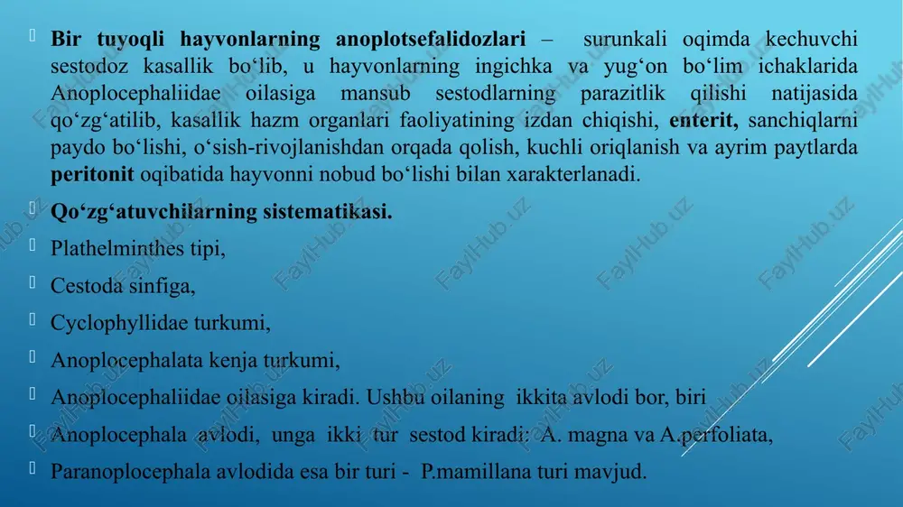 ir komplektli bo‘lib, jinsiy teshik bir tomonlama joylashgan, tuxumlari yumaloq shaklda bo‘lib, diametri 0,05-0,06 mm ga teng noksimon apparatning diametri tuxum radiusidan katta. parazit ingichka bo‘lim ichaklarning boshlang‘ich qismida parazitlik qilishga moslashgan. rivojlanishi. otlar anoplosefalidozlarining uchchala qo‘zg‘atuvchisi ham oraliq xo‘jayin ishtirokida rivojlanadi. oraliq xoʻjayin oribatid guruhiga kiruvchi ceretozetidae, lalumnidae, carobodide avlodlariga mansub kanalar hisoblanadi. otlarning tezagi bilan chiqarilgan anoplosefalidlarning tuxumini oribatid kanalar yutadi va ye.ya.boshqirovning kuzatuvi boʻyicha 145-150 kundan keyin 19-21 daraja haroratda kana tanasida invazion bosqichdagi sistiserkoid rivojlanib yetishadi. ot, eshak va xachirlar ozuqa bilan birgalikda sistiserkoid bilan invaziyalangan kanalarni yutib yuboradi va natijada anoplosefalidoz kasalligiga chalinadi. epizootologiyasi. anoplosefalidozlar mamlakatimizning turli zonalarida keng tarqalgan gelmintoz kasalliklardandir. unga asosan bir yoshgacha bo‘lgan hayvonlar chalinadi, katta yoshli mollarda kam uchraydi. otlar ko‘pincha yilning yoz oylarida kasallana boshlaydi. chunki tuproqda yashovchi o‘txo‘r oribatid (invaziyalangan) kanalarining harakatchanligi oshgan bo‘ladi. janubiy rayonlarda kasallik iyul oylaridan boshlanib, sentyabr oyida avj oladi, dekabr oyiga kelib esa …