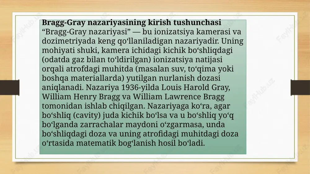 — gazning massasi, — bir ion juftligi hosil bo‘lishi uchun zarur energiya (w) bo‘linadi elektron zaryadiga (e). shunday qilib, bo‘shliqdagi ionizatsiya o‘lchovlari yordamida muhitda yutilgan doza hisoblanadi. nazariyaning fizik asoslari va chegara holatlari nazariyaning fizik shartlari va cheklovlari bragg-gray nazariyasi ishlashi uchun quyidagilar bajarilishi kerak: bo‘shliq shunchalik kichik bo‘lishi kerakki, elektronlar uning ichida to‘liq erkin harakat qila olsin, lekin o‘z yo‘lida energiyasini yo‘qotib, tashqariga chiqmasin. bo‘shliq va atrofdagi muhit o‘rtasidagi chegara qatlamlari juda ingichka bo‘lishi lozim, shunda zarrachalar chegara orqali kirib-chiqishda spektroskopik va fazoviy taqsimot o‘zgarishiga olib kelmasin. fotonlarning o‘zaro interaksiyasi (masalan, fotoeffekt, compton, juftlik hosil bo‘lishi) bo‘shliq ichida deyarli bo‘lmasligi kerak — ya’ni bo‘shliqning o‘zida yutilgan doza minimallashtirilishi kerak. nazariyaning ilovalari va amaliy qo‘llanilishi bragg-gray nazariyasi quyidagi sohalarda muhim ahamiyatga ega: ionizatsiya kameralarida dozimetriya ionizatsiya kameralaridagi gaz bo‘shlig‘i yordamida olingan ionizatsiya zaryadi va to‘xtatilish kuchlari nisbati orqali atrofdagi muhit dozasini hisoblashda ishlatiladi. bu radiatsion terapiya, radiatsiya xavfsizligi va diagnostika …