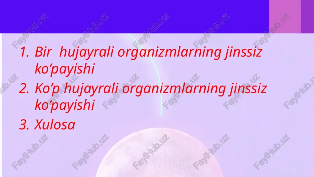ona irsiy belgilarining birlashishiga imkon beradi. shu munosabat bilan avlod ota-onaga nisbatan yashovchan, o‘zgargan muhit sharoitiga moslanuvchan bo‘ladi. organizm evolutsiyasida jinsiy ko‘payish juda muhim rol o‘ynaydi. jinsiy hujayralar o‘lchami va shakli jihatidan bir-biridan jiddiy farq qiladi. spermatozoidlar tuxum hujayradan ancha kichik, biroq juda harakatchan bo‘ladi. sut emizuvchilar spermatozoidining tuzilishi bilan tanishamiz. u uzun ip shaklida bo‘lib, uch qismdan: bosh, bo‘yin, dumdan iborat. bosh qismida yadro joylashadi, boshchasining oldingi qismida sitoplazmaning zichlashgan qismi mavjud, shu qismi yordamida spermato zoid tuxum hujayraga kiradi. bo‘yin qismida hujayra markazi va mitoxondriyalar bo‘ladi. bo‘yin bevosita dumga o‘tadi. dum tuzilishiga ko‘ra kiprikka yoki xivchinga o‘xshaydi va spermatozoidning harakatla nish organoidi hisoblanadi. tuxum hujayra ko‘pincha yumaloq, amyobasimon shaklda bo‘lib, harakatsiz. boshqa hujayralardan asosiy farqi shaklining juda katta bo‘lishidir. tuxum hujayraning kattaligi sitoplazma oqsilga boy oziq modda — sariqlikning mavjudligidir. tuxum qo‘yib ko‘payadigan umurtqalilar (sudralib yuruvchi va qushlar)da tuxum hujayra ancha yirik bo‘ladi. tuxum hujayra organizmning rivojlanishi uchun …