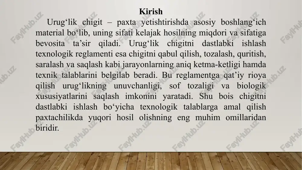 ng, shox-chaqindilar, siniq donalar, begona urug‘lar va boshqa mexanik qo‘shimchalar bo‘ladi. agar bu aralashmalar o‘z vaqtida ajratib tashlanmasa, chigitning keyingi ishlov jarayoniga, unuvchanligiga hamda saqlanish davomidagi holatiga salbiy ta’sir ko‘rsatadi. dastlabki tozalash maxsus chigit tozalagich mashinalarida amalga oshiriladi. ushbu mashinalar havo oqimi, tebranishlar va elaklar yordamida iflosliklarni tabaqalab olib tashlaydi. chuqur tozalash jarayonida chigit yengil va og‘ir fraksiyalarga ajratilib, sifatsiz, shikastlangan yoki chirigan donalar ajratib olinadi. bu bosqich kelgusida faqat unuvchanligi yuqori bo‘lgan chigitni ishlash va saqlash imkonini beradi. tasniflash jarayonida esa chigitlar o‘lchami, vazni va sifatiga ko‘ra guruhlarga ajratiladi. katta va sog‘lom donalar navlar bo‘yicha saralanadi, mayda va normaga to‘g‘ri kelmaydiganlari ajratib tashlanadi. bu jarayon urug‘lik materialining bir xil bo‘lishini ta’minlaydi, ekish vaqtida texnika bilan ishlashni osonlashtiradi hamda kelajak hosilning bir maromda o‘sishini kafolatlaydi. umuman olganda, tozalash va tasniflash urug‘lik chigit sifatini oshirish, uning biologik xususiyatlarini saqlab qolish va keyingi texnologik jarayonlarning samaradorligini ta’minlashda juda katta ahamiyatga ega. 3. …