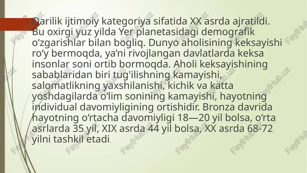 rni yaxshiroq bajarishi aniqlandi (craik & mcdowd, 1987). ular materialni xotirada saqlash uchun ko‘proq tanlovchanlikni namoyon qiladi. qariyalarda foydasiz so‘zlar ro‘yxatini eslab qolish ichki isyonni keltirib chiqaradi. shu bilan bogliq ravishda ma’nosiz so‘zlarni eslab qolishga bag‘ishlangan tadqiqotlarda ular quyi natijalarni namoyon etishgan, ma’noli so‘zlarni, qiziqarli iboralarni eslashda keksalar yoshlarga qaraganda yaxshi natija ko'rsatishgan (meyer, 1987). qator olimlar tomonidan o‘tkazilgan tadqiqotlardan ma’lum bo’lishicha, qariyalar ular uchun muhim hisoblangan va hayotda kerak boladi, deb o‘ylangan materialni yaxshiroq eslab qoladilar. uchlamchi xotira bu ilgari bolib olgan voqeani eslashdir. xotiraning bu turi keksalarda to’liq eslab qolinadi. gerontolog w.frolkis keksalikni organizm moslashuv imkoniyatlarining qisqarishi sifatida qaraydi. antiqarish yoki vitaukta tushunchasi (lot. vita — hayot, auktum — cho'zmoq) olim tomonidan taklif etilgan moslashuv-boshqaruv nazariyasining muhim tarkibiy qismi hisoblanadi. keksayish evolutsion jihatdan dasturlashtirilib genetik kodga kiritilishi haqidagi tasawur, hujayralarning buzilishi bilan bogliq g‘oyalar biologik nazariyalarga misol bola oladi. ijtimoiy nazariyalarga «erkinlik» hamda «o‘yindan chiqish» nazariyalari misol bo’la …