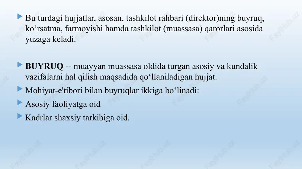 d qilinadi). 12. rahbar yoki o‘rinbosar imzosi. buyruq loyihasi mutaxassislar tomonidan tayyorlanadi; bosh yoki yetakchi mutaxassislar, huquq maslahatchisi, bosh hisobchi bilan kelishiladi. huquq maslahatchisi buyruqni ko‘rishda quyidagilarga e'tibor beradi: masalani buyruq bilan rasmiylashtirish maqsadga qanchalik to‘g‘ri kelishi; buyruq loyihasi amaldagi qonunlarga, hukumat qarorlariga qanchalik muvofiq kelishi; mazkur idoraning ilgari berilgan buyruqlariga mos kelishi. buyruqning asosiy matni asoslovchi (kirish) va farmoyish qismlaridan tarkib topadi. asoslovchi (kirish) qismida buyruqdan maqsad, shart-sharoit, sabablar ko‘rsatiladi, asos qilib olinayotgan buyruqqa havola qilinadi (nomi, raqami, sanasi yoziladi). ayrim hollarda buyruqqa asos bo‘lgan hujjat uning farmoyish qismi tegishli bandida ham ko‘rsatiladi. ba'zi buyruqlarni asoslashga hojat bo‘lmasligi mumkin, bunday hollarda ular to‘g‘ridan-to‘g‘ri farmoyish qismi bilan ham berilaveradi. buyruqning farmoyish qismi yangi satrdan, bosh harflar bilan yoziladigan «buyuraman» so‘zidan boshlanadi. shu so‘zdan so‘ng ikki nuqta qo‘yilib, yangi satrdan farmoyishlar beriladi. zaruriyatga qarab farmoyishlar bandlarga bo‘linib, arabcha raqamlar bilan belgilanadi. raqamdan so‘ng nuqta qo‘yilib, so‘z bosh harfdan boshlanadi. farmoyish qismida, …