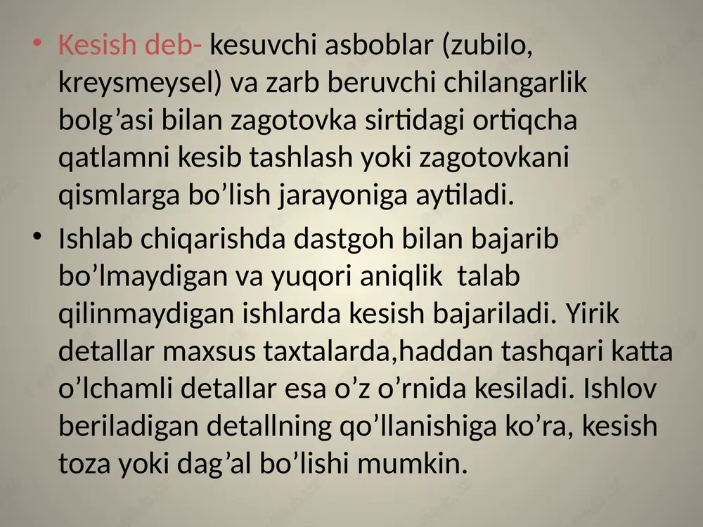 unga o’xshash ariqchalar o’yishda maxsus kreysmeysellardan foydalaniladi. ular oddiylaridan kesuvchi qismining shakli bilan farqlanadi. ariqcha o’yish kreysmeysellari u8a po’latdan yasalib, ularning uzunligi 80, 100, 120, 150, 200, 300, mm, yumaloqlanish radiusi 1; 5; 2,5; va 3 mm boladi. quvurni truborez bilan qirqish materiallarning bir qismini zagotovkadan ajratish jarayoni qirqish deb ataladi. qirindi yo’nib qirqishda quyidagi asboblar: dastaki arra, qirquvchi arra, stanoklar, metall arralar, metal qirqish stanoklari: tokarlik, frezalash, jilvirlash stanoklari, gaz yordamida payvandlash qurilmasi, elektr payvandlash qurilmasi ishlatiladi. qirindi yo’nmay qirqishda materiallar dastaki, richagli va mexanikaviy qaychilar, o’tkir jag’li ombirlar, truba qirqichlar, press qaychilar, shtamplar bilan qirqiladi. dastaki arralar bilan ko’ndalang o’lchami 60-70 mm gacha bo’lgan metallar va boshqa materiallarni qirqish mumkin. ular arra ramkasi va arra polotnosidan iborat bo’ladi. qirqish qoidalari. qirqiladigan zagatovkani tiskiga juda puxta mahkamlash kerak, aks xolda qirqish paytida surilib ketib, polotnoni sindirishi mumkin. arrani oldinga yurgizish paytida, ya’ni ish yo’lida arra ikkala qo’l bilan bosiladi, …