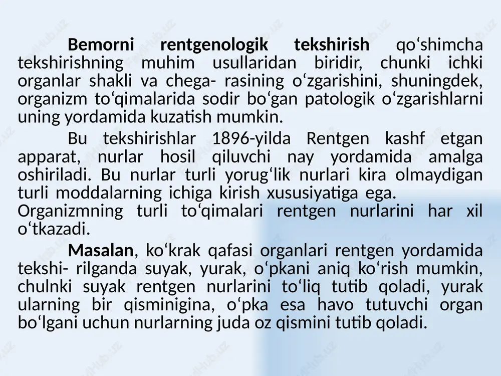 genologik tekshirish — sog‘lom odamning ko‘krak qafasi rentgen nurlari yordamida tekshirilganda ekranda qovurg‘alar va yorug‘ o‘pka maydonlari ko‘rinadi. o‘pka maydonining markazida yurak, yirik tomirlar, traxeya, qizilo‘n- gach, limfa tugunlari, shuningdek, umurtqa pog‘onasidan iborat o‘rtadagi soya ko‘rinadi. bu o‘rtadagi soyaning chetlari bo‘ylab o‘pka ildizi soyasi deb ataluvchi va o‘ng hamda chap o‘pkaga boruvchi yirik tomirlardan va limfatik tugunlardan iborat uncha ifodalanmagan soya ko‘rinadi. o‘pka yoki plevra kasalliklarida o‘ziga xos o‘zgarishlarini rentgenologik usul bilan aniqlash mumkin. masalan, o‘pkada yallig‘lanish o‘chog‘i bo‘lgan hollarda yallig‘langan joydagi to‘qima qalinlashadi va yonida joylashgan sog‘lom o‘pka to‘qimasiga qaraganda rentgen nurlarini ko‘proq tutib qoladi. shuning uchun, o‘pka yallig‘langan joyda ekran orqali unda ifodalanmagan soya ko‘rinadi. yangi o‘sma hosil bo‘lgan hollarda masalan, to‘qima tig‘iz bo‘lib qoladigan va rentgen nurlarini juda kam o‘tkazadigan o‘pka rakida ekranda ifodalangan soya paydo bo‘ladi, chetlarining qing‘ir-qiyshiqligi va qattiqligi uni xarkterli xususiyatidir. o‘pkaning o‘tkir abssessida ekranda shakli aniq bilinib turadigan soya ko‘rinadi. agar abssess o‘rnida …