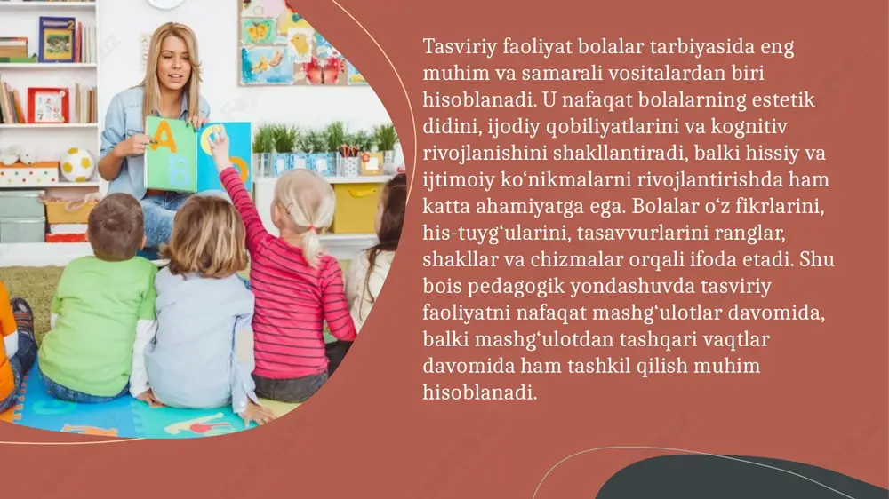 5 yosh: bu yoshdagi bolalar fantaziya va tasavvurlarini chizmalar orqali ifodalay boshlaydi. mashg‘ulotlarda bolalar turli hikoyalar yaratadi, rang va shakllardan foydalanadi. tavsiyalar: akvarel, rangli qalamlar, plastilin, kollajlar. bu faoliyat bolalarda diqqatni jamlash, detalni anglash va kreativ fikrlashni rivojlantiradi. 5–7 yosh: bolalar murakkabroq tasviriy materiallar bilan ishlashni o‘rganadi. ular geometrik shakllar, rang uyg‘unligi va kompozitsiya asoslarini o‘rganadi. mashg‘ulotlar davomida bolalar o‘z ishlarini tahlil qiladi, natijani baholaydi va boshqalar bilan fikr almashadi. shu yoshda estetik did va ijodiy mustaqillik rivojlanadi. 7–10 yosh: bolalar o‘z ijodini murakkab loyihalar va rasmiy ishlar orqali ifodalaydi. mashg‘ulotlarda bolalar rang, shakl, kompozitsiya va simvolizmdan foydalanishni o‘rganadi. shu yoshda bolalar o‘z ishlarini taqdim etadi va boshqalarning ishlarini tahlil qiladi. bu esa tanqidiy fikrlash, baholash va ijtimoiy kommunikatsiya ko‘nikmalarini rivojlantiradi. 10–14 yosh: bolalar murakkab tasviriy texnikalarni o‘zlashtiradi: akril, akvarel, grafika, loyihaviy chizmalar. mashg‘ulotdan tashqari vaqtlar bolalarda ijodiy mustaqillik, original fikrlash va estetik qarashlarni shakllantiradi. pedagoglar individual yondashuv orqali bolalarni …