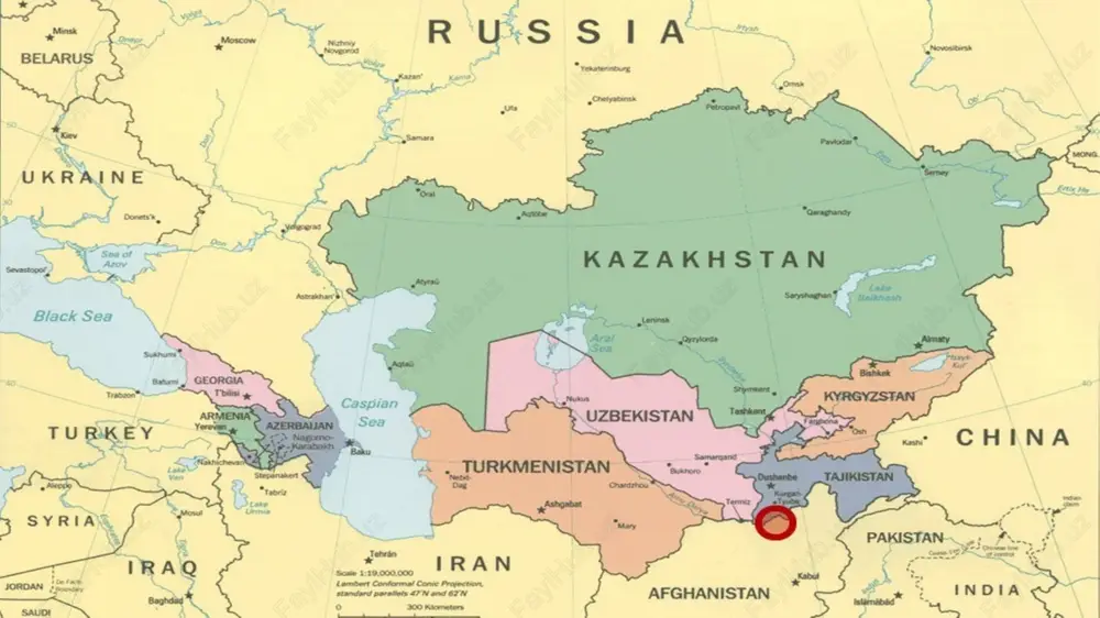 am subregion mamlakatlarining iqtisodiy-geografik imkoniyatlari shu jihatdan yuqori baholanishi asosli. markaziy osiyoning geosiyosiy o‘rni o‘ziga xos bo‘lib, yevrosiyodagi asosiy geosiyosiy kuch markazlari xitoy, rossiua, eronga tutashligi va ushbu bevosita qo'shnilaridan tashqari, aqsh, yevropa lttifoqi, turkiya, saudiya arabistoni, hindiston, pokiston kabi geosiyosiy "o‘yinchi”larning tasliqi manfaatlari kesishgan hududda joylashganligi bilan tavsiflanadi. shuningdek. harbiy mojarolar tugamayotgan afg'oniston bilan chegaradoshligi hamda bosliqa real va ehtimoliy harbiy-siyosiy ziddiyat zonalariga yaqin joylashganligi, markaziy osiyo geosiyosiy o'rnining salbiy tomonlarini belgilaydi. markaziy osiyo mamlakatlarining umumiy maydoni 4 mln km.kv ga. jami aholisi esa 2023-yil 1-yanvar holatiga 80.0 mln kishiga teng. subregion davlatlari hududi kattaligi va aholisi soni jihatidan bir-biridan aneha farq qiladi. markaziy osiyo davlatlarining hududiy va demograllk salohiyati orasidagi talovutlariga tabiiy sharoit va resurslarining xususiyatlari katta ta’sir ko'rsatadi. markaziy osiyo davlatlari yevrosiyo va hind-avstraliya litosfera plitalarining chegarasi bo'ylab o'tgan alp-himolay burmali mintaqaga yaqin joyiashgan. shu bois. mintaqaning janubi-sharqiy va markaziy qismlari seysmik jihatdan xavfli hisoblanadi. kuchli zilzilalar …