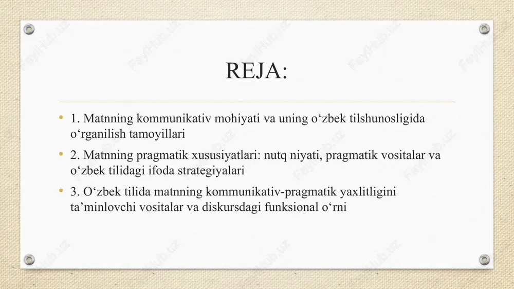 lashdir. matn pragmatikasini o‘rganish muallifning nutq niyatini, matnda qo‘llangan til vositalarining qanday maqsadni amalga oshirayotganini, o‘quvchiga qanday ta’sir ko‘rsatishini tahlil qilishni o‘z ichiga oladi. masalan, ilmiy matnda aniqlik va dalillilik asosiy o‘rinda bo‘lsa, badiiy matnda obrazlilik va estetik ta’sir ustuvor bo‘ladi. publitsistik matnda esa muallif ko‘proq ko‘ndirish, ta’sir ettirish, o‘quvchini fikrlashga undash kabi pragmatik strategiyalardan foydalanadi. ikkinchi tamoyil — matnning kontekstsiz mavjud bo‘la olmasligi prinsipidir. matn har doim ma’lum bir kontekst bilan bog‘liq: tarixiy, madaniy, ijtimoiy, situativ yoki muallif shaxsiga xos kontekst bo‘lishi mumkin. kontekstdan uzilgan matn o‘zining kommunikativ kuchini yo‘qotadi. masalan, o‘zbek adabiyotida cho‘lpon yoki qodiriyning matnlarini tahlil qilishda xx asrning siyosiy sharoiti, ijtimoiy muhit, milliy uyg‘onish jarayonlari e’tiborga olinmasa, matnning to‘liq mazmuni anglanmaydi. uchinchi tamoyil — matnning yaxlitligi va izchilligidir. matnning kommunikativ mohiyati uning ichki bog‘lanishlarida, tematik va rema tuzilishida, gaplarning mantiqiy izchilligida namoyon bo‘ladi. o‘zbek tilshunosligida bog‘lovchi vositalar — olmoshlar, bog‘lovchilar, takrorlar, sinonimik almashuvlar matnning kohezion mexanizmini …