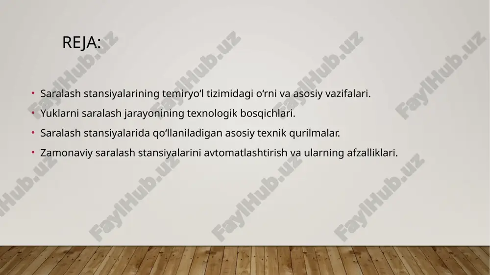 mining umumiy samaradorligini oshirishga xizmat qiladi. bu stansiyalar yordamida bir nechta turli yo‘nalishlardan kelgan vagonlar bir markazga jamlanadi, so‘ngra ularning yo‘nalishiga qarab yangi tarkiblar shakllantiriladi. bu nafaqat logistika tizimini yengillashtiradi, balki vagonlarning bo‘sh turishini kamaytiradi va tashish jarayonini tezlashtiradi. saralash stansiyalari nafaqat vagonlarni saralash, balki ularni vaqtincha saqlash, texnik ko‘rikdan o‘tkazish, muvozanatli taqsimlash, to‘xtovsiz harakatni tashkil etish va marshrut bo‘yicha jo‘natish kabi ko‘plab funksiyalarni bajaradi. bu stansiyalar katta hajmdagi yuk oqimlarining markazlashgan boshqaruvini amalga oshiradi, natijada butun mamlakat miqyosida yuk tashish tizimining barqarorligi saqlanadi. yuklarni saralash jarayonining texnologik bosqichlari. yuklarni saralash jarayoni temiryo‘l stansiyalarida aniqlik va tartib asosida bosqichma-bosqich amalga oshiriladi. bu jarayonning texnologik bosqichlari yuk harakatining uzluksizligini va logistika zanjirining samaradorligini ta’minlaydi. birinchi bosqichda yuk ortilgan vagonlar saralash stansiyasiga qabul qilinadi. bu yerda ularning yo‘nalishi, yuk turi va texnik holati aniqlanadi. vagonlar maxsus qabul yo‘llariga joylashtiriladi va ularning hujjatlari tekshiriladi. keyingi bosqichda vagonlar maxsus saralash tepaligiga olib chiqiladi. ushbu …