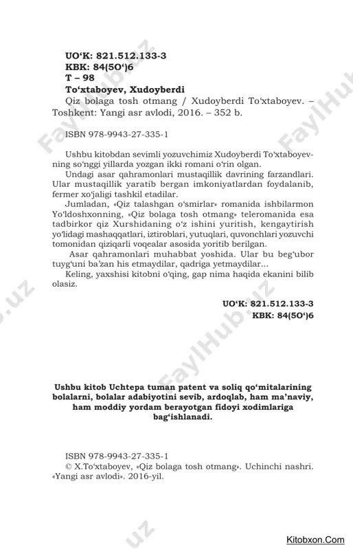 qotganman. bolaligim davr to‘lqinlarida qirg‘oqlarga urilib o‘tib ketgan. quloqlarni fosh qilish, ularni tug‘ilib o‘sgan yeriga quvish, qishloqlarni kollek- tivlashtirish, xotin-qizlar boshidan paranjisini tortib olib, o‘t qo‘yish biz bolalarning «siyosiy» vazifamiz bo‘lib qolgandi. oktyabryat bo‘ldik, pioner bo‘ldik, komsomol bo‘ldik. o‘ylab qarasam, tug‘ilibmiz-u bolaligimiz ustidan hatlab o‘tib ketibmiz. o‘sha davr bolalari to‘g‘risida yozilgan hikoyalarni o‘qi- ganimda go‘yo bizning avlod tug‘ilib, o‘rdakning jo‘jasidek tuxumdan chiqqan-u suvda suzib ketavergan. «tom soyerning sarguzashtlari» qissasini o‘qiganimda, nega men tomga o‘xshagan bo‘lmadim, deb o‘zimdan o‘zim so‘rayman. men tomning yoshiga yetganimda tepasi teshik tunuka bankani bo‘ynimga osib, bozorlarda, hu- kumat idoralarida, magazinlarda kapitalizm iskanjasida ingrayotgan siyosiy mahbuslarga yordam puli yig‘ardim. qizil alvonga yozilgan «hamma kolxozga, yakka xo‘jaliklar sho‘ro hukumatining dushmanidir» degan shiorni ko‘ta rib, qishloqma-qishloq kezardim. qishloq xonadonlari ning devorlariga «quloqlarga shafqat yo‘q, ularning joyi uzoq sibiriya» degan yozuvlarning qancha-qanchasini bo‘r bilan yozganmiz. endi o‘ylab qarasam, bolaligim 3 kitobxon.com 4 siyosat daryosida oqib ketibdi. pionerlik, komsomollik bizni «siyosiy …