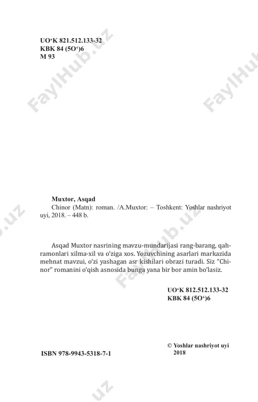 di. hali oppoq tong. guzarda ham, qishloq ko‘chalarida ham bir kimsa yo‘q. faqat ochil buva bilan chinor yuzma-yuz turishibdi. 4 ochil buvaga u doim tirikday, qadrdon suhbatdoshday tuyuladi. dono suhbatdosh. yoshi allaqachon mingdan oshib ketgan. ming yil! uning navnihol paytini ko‘z oldiga keltirib bo‘lmaydi. u vaqtlar yil sanog‘i faqat uchta raqam bilan ifo- dalangan bo‘lsa kerak. ming yil! har bahorda yangi libos, yangi hayot. uning o‘n to‘qqiz qulochli g‘o‘dir tanasi o‘zining ming lab qatlamlari bilan go‘yo hayotning manguligini tasdiqlab tu- radi. son-sanoqsiz panja barglari ham betinim qimirlab, nurli havodan rizqini terib olayotganday, yuksaklikka intilgani-intil- gan. ochil buva uni doim yosh ko‘radi. mana hozir ham oppoq tongda, navqiron gurkirab, butun vujudidan sarin yoshlik barq urib turibdi. tarvaqaylab o‘sgan silliq, yashil butoqlaridan ko‘z o‘rmalab tepaga chiqqan sari tanasi sutday oqarib boradi. gu- zar ustiga og‘ib turgan yettinchi butog‘i hali juda yosh, borgan bo‘lsa besh yuz-olti yuz yashardir, uning tanasi qiz siynasiday oppoq, …