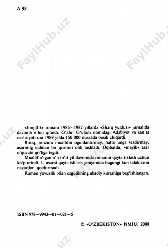 sida o'nlab orolchalar hosil qilardi. tolibjon bolaligida o'rtoqlari bilan suv kechib, orolchalarda qumga ko'milib, soatlab osmonga qarab yotardi. o'sha paytlarda osmon juda ham ko'm-ko'k bo'lardi. oppoq bulutlar sut ko'pigidek bo'lib, qishloq ustidan shoshilmay toqqa qarab suzib o'tib ketishardi. qamishlar orasidan qurbaqalaming qurillashi, otdaklarning g'aq- g'aq tovushlari eshitilib turardi. 3 tolibjon ko'kka qarab yotib, bir zumda dunyoni xayolda aylanib chiqardi. kechalari osmonni to‘id irgan yulduzlaming imlashlariga tikilib tongni kutardi... manahozir u o‘shayoshligi o'tgan soy ko'prigi ustidaturipti. endi u yalang oyoq, tanini ofiob kuydiigan bola emas, sochlari oqargan, hayotning achchiq-chuchugini totgan tolibjon edi. u toshlarga urilib oqayotgan suvdan bolaligini qidirayotganga o‘x- shardi. bu orolchalarda qanchadan-qancha xayollari qolgan. shu sohillarda u balog'atga yetdi. shu orolchalarda ne-ne buyuk orzu- larog‘ushida mast bomgan. nihoyatjimjit sertuproq ko'chalarda kezib, muhabbatning bir umr unutilmas, qo'shiqdek ko‘ngilni yayratuvchi, g‘azaidek yurakka quyuluvchi, tushdek tumanli onla- rini kechirgan. u kunlar endi qaytmas bo‘lib olisga, juda olislarga uchib ketgan. tolibjon omonat yog'och …