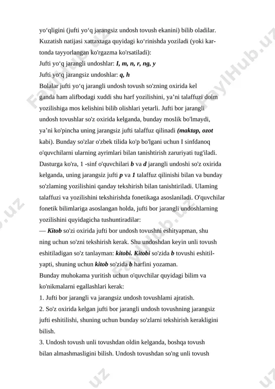 sh ekanini) bilib oladilar. kuzatish natijasi xattaxtaga quyidagi ko‘rinishda yoziladi (yoki kar- tonda tayyorlangan ko'rgazma ko'rsatiladi): jufti yo‘q jarangli undoshlar: i, m, n, r, ng, u jufti yo‘q jarangsiz undoshlar: q, h bolalar jufti yo‘q jarangli undosh tovush so'zning oxirida kel­ ganda ham alifbodagi xuddi shu harf yozilishini, ya’ni talaffuzi doim yozilishiga mos kelishini bilib olishlari yetarli. jufti bor jarangli undosh tovushlar so'z oxirida kelganda, bunday moslik bo'lmaydi, ya’ni ko'pincha uning jarangsiz jufti talaffuz qilinadi (maktap, ozot kabi). bunday so'zlar o'zbek tilida ko'p bo'lgani uchun i sinfdanoq o'quvchilarni ularning ayrimlari bilan tanishtirish zaruriyati tug'iladi. dasturga ko'ra, 1 -sinf o'quvchilari b va d jarangli undoshi so'z oxirida kelganda, uning jarangsiz jufti p va 1 talaffuz qilinishi bilan va bunday so'zlaming yozilishini qanday tekshirish bilan tanishtiriladi. ulaming talaffuzi va yozilishini tekshirishda fonetikaga asoslaniladi. o'quvchilar fonetik bilimlariga asoslangan holda, jufti bor jarangli undoshlarning yozilishini quyidagicha tushuntiradilar: — kitob so'zi oxirida jufti bor undosh …