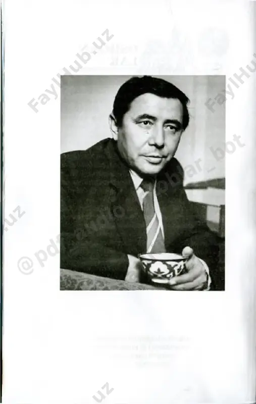 . ular ustidan hukm chiqarish - sizlarga havola... tilimning uchida turgan yana bir andishani aytmasam bo‘lmaydi. ehtim ol, siz bu kitobda foje ko'payibroq ketm adim ikin, degan xayolga borarsiz. nachora, avvalo hayot - nuqul bayramdan iborat emas. urush esa o ‘yin emas. ikkinchi jahon urushi ellik million odamning uvoliga qoldi. shundan yigirma millioni bizning odamlar edi. eng aziz, eng asl kishilarimiz. qolaversa, urush faqat okopdagi jangchilaming joniga chang solib qolmadi. minglab chaqirim naridagi odam lam i ham sinovdan o ‘tkazdi. m ushkul damlarda im onini, insonligini saqlab qolgan ota-onalarimiz, aka-opalarimizning hayoti bugungi zamonda bizga o ‘mak bo‘lsa ne ajab! muallif @pdf_audio_kito blar_bot maydonchadan o‘tib, vagoncha soyasiga bordim-u, turib qoldim. hozir dilsiyohlik bo‘lishini bilib, yuragim g‘ash tortdi. quruvchi xalqi - nozik. maoshning barakasi uchdimi, darrov « 0 ‘z ixtiyori bilan» ariza beradi-da, smetasi «yeb bitirilmagan» boshqa obyektga o‘tadi-ketadi. toshkentda nima ko‘p - qurilish ko‘p. to‘g‘ri, bizning yigitlar unaqa emas: o‘n uch …