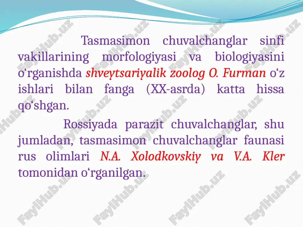 ha bo‘g‘imlashgan, yetilgan bo‘g‘imlardagi bachadoni yopiq holda tuzilgan, embrional taraqqiyoti bachadonda kechadi, tuxumda paydo bo‘lgan lichinka – onkosfera oraliq xo‘jayinlari iste’mol qilmaguncha tuxumdan tashqariga chiqmaydi, ikki xo‘jayin ishtirokida rivojlanadi, oraliq xo‘jayini organizmida pufaksimon lichinka paydo bo‘ladi. exinokokk (echinococcus granulosus). mahsuldor hayvonlarga va odamlarga juda katta zarar keltiradigan tasmasimon chuvalchanglardan yana biri exinokokk (echinococcus granulosus) hisoblanadi. voyaga yetgan exinokokkning shakli tasmasimon bo‘lib, uzunligi 2-6 mm atrofida, tanasi skoleks va 3-4 bo‘g‘imdan iborat, skoleksida 4 ta so‘rg‘ichi va xartumi bor. xartumi ikki qator joylashgan, 28 tacha xitinli ilmoqchalar bilan qurollangan. skoleksdan keyingi birinchi va ikkinchi bo‘g‘imlari germafrodit bo‘lib, unda 50 ga yaqin urug‘don, urug‘ tashuvchi naycha, jinsiy bursa, tuxumdon, melis tanachasi va qin joylashgan. oxirgi yetilgan bo‘g‘imi 400–800 ta tuxum bilan to‘lgan bo‘ladi. voyaga yetgan tasmasimon exinokokk it va boshqa go‘shtxo‘r yirtqich hayvonlarning ichagida 6 oy, ba’zan 1 yilgacha yashashi mumkin. exinokokkning yetilgan oxirgi bo‘g‘imlari asosiy xo‘jayini axlati bilan tashqariga chiqariladi va …