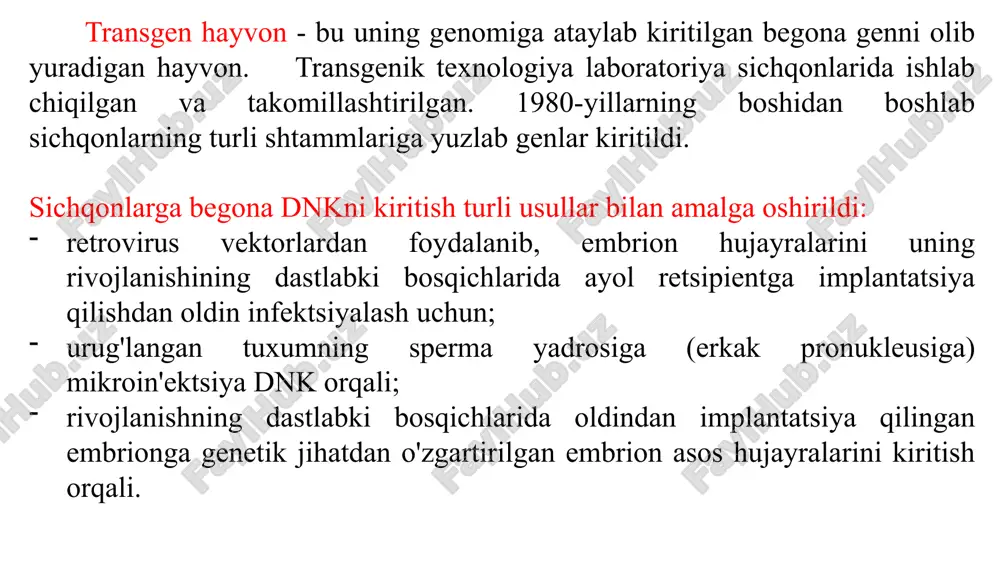 ar erkaklar bilan kesishadi, shundan so'ng urug'lantirilgan tuxum tuxum yo'lidan yuviladi va darhol urug'langan tuxumga dnk yuboriladi. sutemizuvchilarda spermatozoidlarning ootsit yadrosiga kirib borganidan keyin spermatozoid (erkak pronukleus) va tuxum hujayrasi yadrolari alohida-alohida mavjud. tuxum hujayrasi yadrosi mitotik bo'linishni tugatgandan va ayol pronukleusga aylangandan so'ng yadro sintezi (kariogamiya) sodir bo'lishi mumkin. erkak pronukleus odatda ayollardan ko'ra ko'proqdir, uni kesma mikroskop yordamida lokalizatsiya qilish va begona dnkni kiritish oson. tajribali eksperiment bir kun davomida bir necha yuz tuxumni emlashi mumkin. dnk kiritilgandan so'ng 25 dan 40 gacha ootsitlar mikrojarrohlik yo'li bilan "surrogat" onaga implantatsiya qilinadi, u soxta homiladorlik holatida steril erkak bilan juftlashadi. sichqonlarda juftlashtirish bachadonni implantatsiyaga tayyorlashning yagona ma'lum usuli hisoblanadi. steril erkak sperma ishlab chiqarmaganligi sababli, "surrogat" onaning ootsitlari urug'lanmaydi. embrionlar faqat kiritilgan oositlardan rivojlanadi va chaqaloqlar implantatsiyadan keyin 3 hafta ichida tug'iladi transgen hayvonlarni identifikatsiya qilish uchun dnk dumining kichik bo'lagidan ajratiladi va southern blot pcr yordamida transgen borligi …
