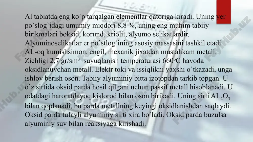 al2o3 al3++ alo33-; alyuminiy kationlari(al3+) katodda zaryadsizlanib suyuq metall(al) ko’ri-nishida to’planadi. anionlar(al3-) esa, aksincha anodda zaryadlanib qaytadan al2o3 ga aylanadi. lekin buning natijasida ajralib chiqqan o2 anodni emiradi, ya’ni yondiradi. elektrolitdagi kuchlanishning 30-40vga chiqishi undagi al2o3ning tugab borayotganini ko’rsatadi va shunga qarab elektrolizerga vaqti-vaqti bilan glinozem tashlab turiladi. o’rtacha 1 t al olish uchun 2 t al2o3, 0,1 t na3alf6 0,6t anod(c) va 17000-18000 kvt . soat elektr energiyasi sarflanadi. olingan xomaki al tarkibidan metallmas qo’shimchalar(al2o3, si, c va b.), metall aralashmalar(mg, na, ca) va gazlarni(h2, n2, co, co2) maxsus kameralarda(kovsh) 10-15 minut davomida gazsimon xlor(cl) bilan ishlov berib chiqarib yuborish mumkin. natijada olingan texnik toza alyuminiyning a80, a8, a7, a6, a5 va b. navlari bo’lib, ulardagi aralashmalar miqdori 0,15-1,0% bo’ladi. bu alyuminiydan yarim yumaloq(trubalar uchun), yumaloq(profillar uchun) va tekis(listlar uchun) quymalar olinadi. yanada tozaroq al olish uchun texnik toza al elektrolitik uslubda rafinirlanadi. bunda anod tozalanmagan al plastinkalaridan, katod …