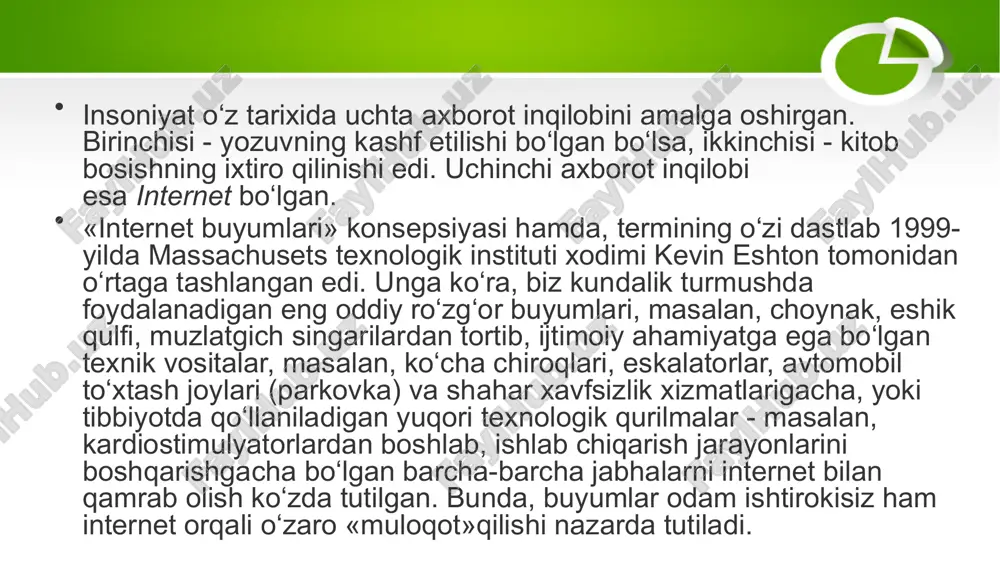 mashinangizdagi sensorli ekran shaharning qaysi ko‘chalari tirband va qaysi ko‘chalari nisbatan holi ekanini ko‘rsatib borishi mumkin. ofisingiz ham «aqlli ofis» tizimida loyihalangan bo‘lsa, masalan, mashinangiz ofisga yetishga ikki daqiqa qolganda o‘zi internet orqali xonangizdagi chiroqqa, konditsionerga, noutbukka sizning kelishingiz haqida xabar beradi. hozirda buyumlar interneti istiqboli porloq bozor bo‘lishi bilan birgalikda, bu bozorni shiddat bilan rivojlanishdan to‘sib turgan ayrim muammolar mavjud. birinchidan, hali buyumlarni internet orqali o‘zaro muloqot qilishi uchun yagona xalqaro standartning ishlab chiqilmagani. natijada, buyumlarni internetga ulash imkonini beradigan qilib chiqarayotgan aksar ishlab chiqaruvchilar o‘z bizneslarini himoya qilish maqsadida, mahsulotlarni qandaydir xos yopiq protokollarda ishlaydigan qilib, ichki standartlar asosida chiqarishmoqda. bu esa, uydagi hamma internet buyumlarni faqat o‘sha firmadan olishga majbur qilishga mo‘ljallangan. lekin bu hol uzoqqa bormasligi aniq. chunki, bozor bunday o‘yinlarni yoqtirmaydi. lekin, buyumlarning internet tilini standartlashtirishga qaratilgan dastlabki muvaffaqiyatli urinishlar allaqachon mavjud. masalan, hozirda ko‘plab ishlab chiqaruvchilar z-wave texnologiyasiga bog‘lana oladigan buyumlarni ishlab chiqarishga o‘tishgan. …