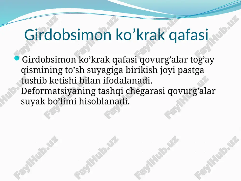 ragmaning to’sh qismi nuqsonli rivojlanishi hisobiga yupqalashgan, muskul tolalari kam, bu paytda qovurg’a qismi biroz gipertrofiyalangan bo’lib, qovurg’alarni ichkariga tortadi, shu bilan to’shni oldinga itaradi. ba’zan kasallikning nasliy kelib chiqishi kuzatiladi. klinikasi. ko’krak qafasining deformatsiyasi odatda bola tug’ilgandan keyin sezilarli bo’ladi. oldinga chiquvchi to’sh va qovurg’ani uni chekkasidan botib turishi (ko’pincha viii gacha) ko’krak qafasiga xarakterli qayiqsimon shaklni beradi. to’shning yoysimon qiyshayishio’tkir bo’lishi mumkin. oldinga bo’rtib turuvchi xanjarsimon o’simta yaxshi ko’rinib turadi. qovurg’a yoylarining chekkasi bir oz ko’tarilganligi birinchi yili bemorni kam bezovta qiladi. bola o’sishi bilan kattalashib, u kosmetik jihatdan nuqson bo’lib boradi. yurak vao’pka tomonidan o’zgarishlar kam uchraydi. bola tez charchashga, hansirashga, jismoniy zo’riqishga, yurak urib ketishiga shikoyat qiladi. rentgenda to’sh orqa bo’shlig’ining kattalashishi aniqlanadi va yurak tomchisimon shaklda bo’lib qoladi. jarroxlik usuli bilan davolash bola 5-6 yoshligida o’tkaziladi. g.a.bairov va marshov bo’yicha operatsiya usulida deformatsiyaning o’rta qismidan ko’ndalang to’lqinsimon 10-15 sm uzunlikda kesiladi, teri va teri osti, …
