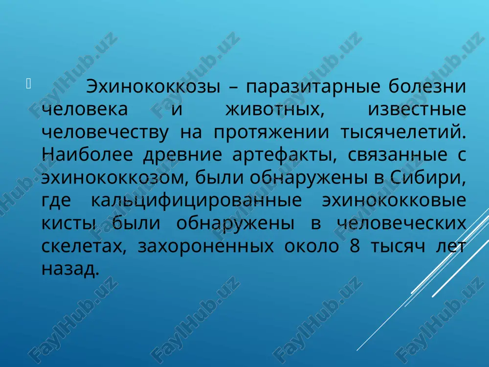 trakt promejutochnogo xozyaina, yaytso osvobojdaetsya ot svoey obolochki, pronikaet cherez stenku kishki i tokom krovi raznositsya po vsem organam cheloveka ili jivotnogo. naibolee chasto zarodishi parazita iz kishechnika po vorotnoy vene popadayut v pechen. diametr etogo zarodisha sostavlyaet 22 mikrona, a diametr sosudov pecheni - 9-21 mikron, poetomu dlya bolshinstva lichinok sosudistaya sistema pecheni yavlyaetsya nepreodolimim pervim "filtrom". esli - lichinka prorivaetsya dalshe po tokom krovi, cherez serdtse popadaet v legochnie sosudi i dr. organi. exinokokkoviy puzir imeet slojnoe stroenie. narujnaya (gialinovaya) obolochka sostoit iz mnojestva kontsentricheskix plastinok, ne soderjashix kletki, chto vajno dlya diagnostiki. iznutri ona vistlana zarodishevim sloem, kotoriy daet nachalo formennim elementam puzirya (protoskoleksi i vivodkovie kapsuli). vnutri pervichnogo (materinskogo) puzirya neredko formiruyutsya vtorichnie (dochernie) i tretichnie (vnuchatie) puziri. v porajennom organe mojet razvivatsya odna kista (solitarnoe porajenie) ili neskolko (mnojestvenniy exinokokkoz), razmeri kist znachitelno variruyut: ot 1-5 do 40 sm i bolee v diametre. klassifikatsiya i. …